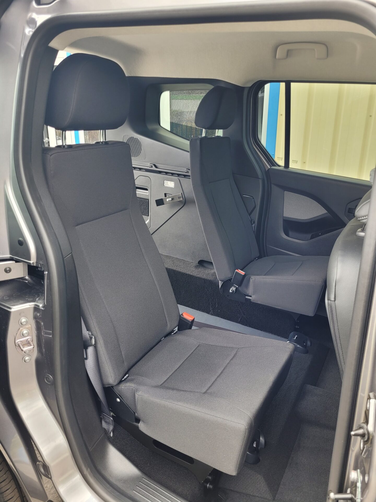 livraison d'un Renault Kangoo de 2025 TPMR. Ce véhicule a été décaissé en partie arrière, pour permettre le transport d'une personne en fauteuil roulant.