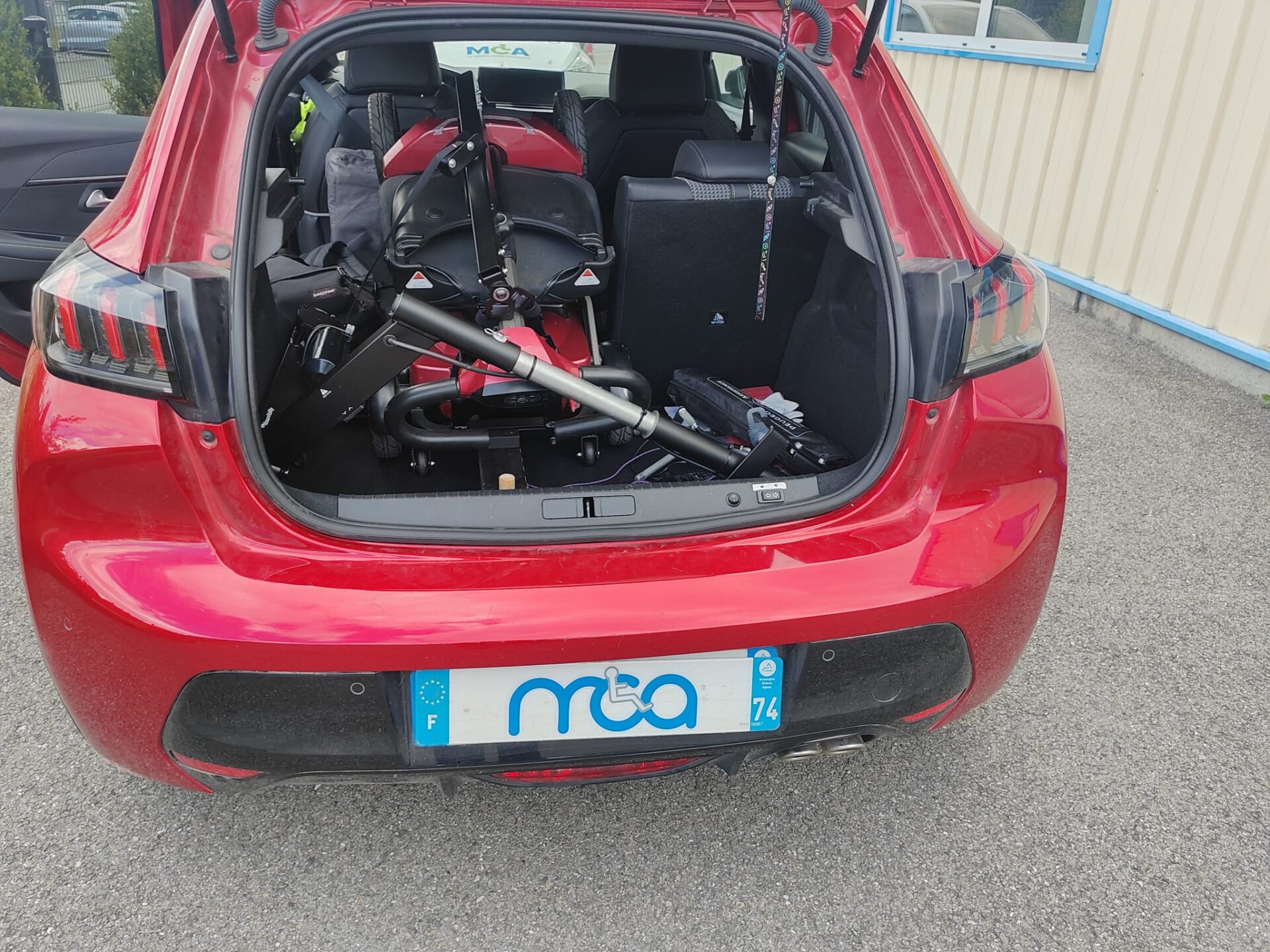 Le véhicule est équipé d'un système tirer pousser spécifique, qui gère l'accélérateur et le freinage. D'une planche de transfert électrique pour accéder plus facilement au siège D'une fourche spécifique au volant
