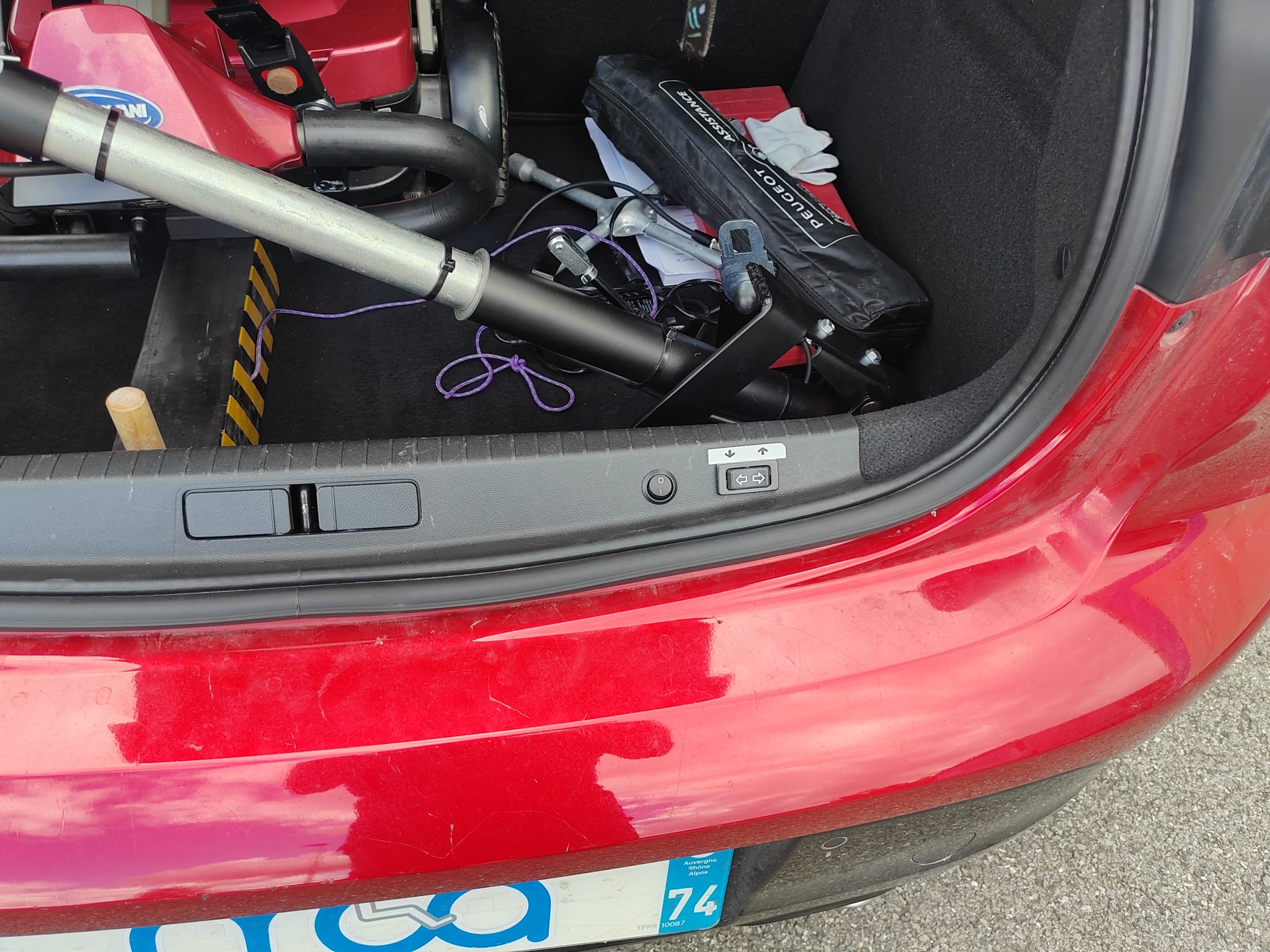 Le véhicule est équipé d'un système tirer pousser spécifique, qui gère l'accélérateur et le freinage. D'une planche de transfert électrique pour accéder plus facilement au siège D'une fourche spécifique au volant
