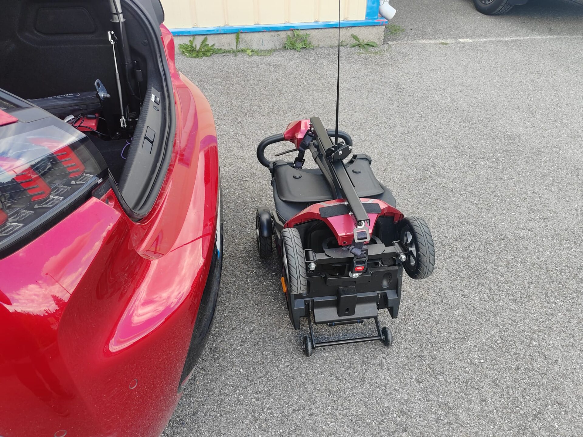 Le véhicule est équipé d'un système tirer pousser spécifique, qui gère l'accélérateur et le freinage. D'une planche de transfert électrique pour accéder plus facilement au siège D'une fourche spécifique au volant