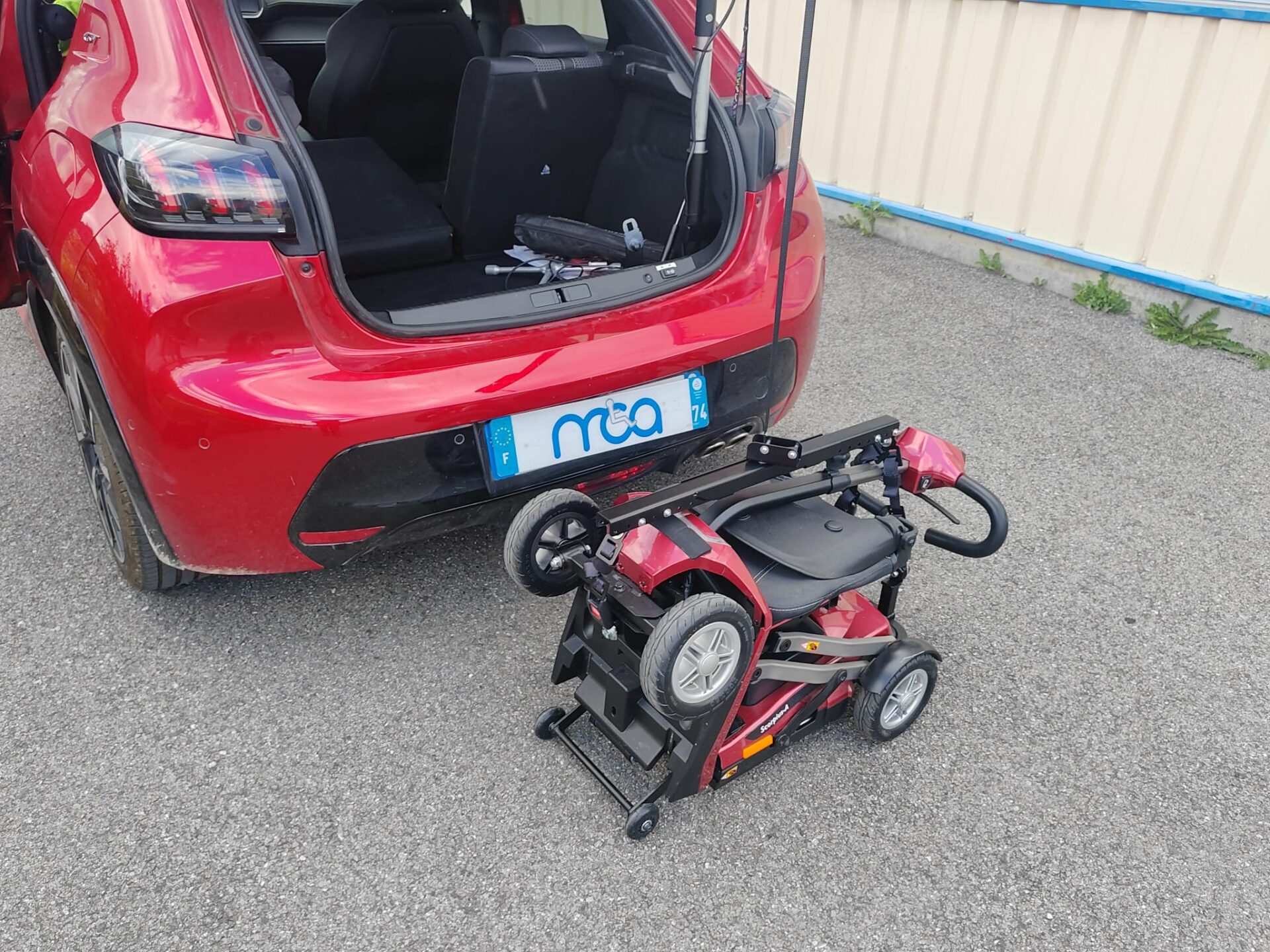 Le véhicule est équipé d'un système tirer pousser spécifique, qui gère l'accélérateur et le freinage. D'une planche de transfert électrique pour accéder plus facilement au siège D'une fourche spécifique au volant