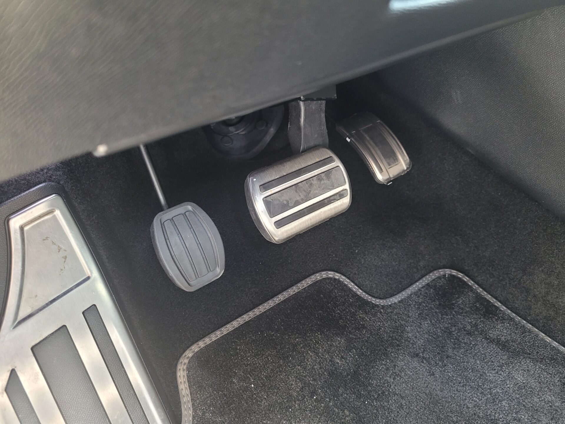 Pédale accélératrice à gauche by Sojadis et frein manuel à baisser by Kivi Mobility Freedom srl sur une Citroën C5 X BVA de 2024
