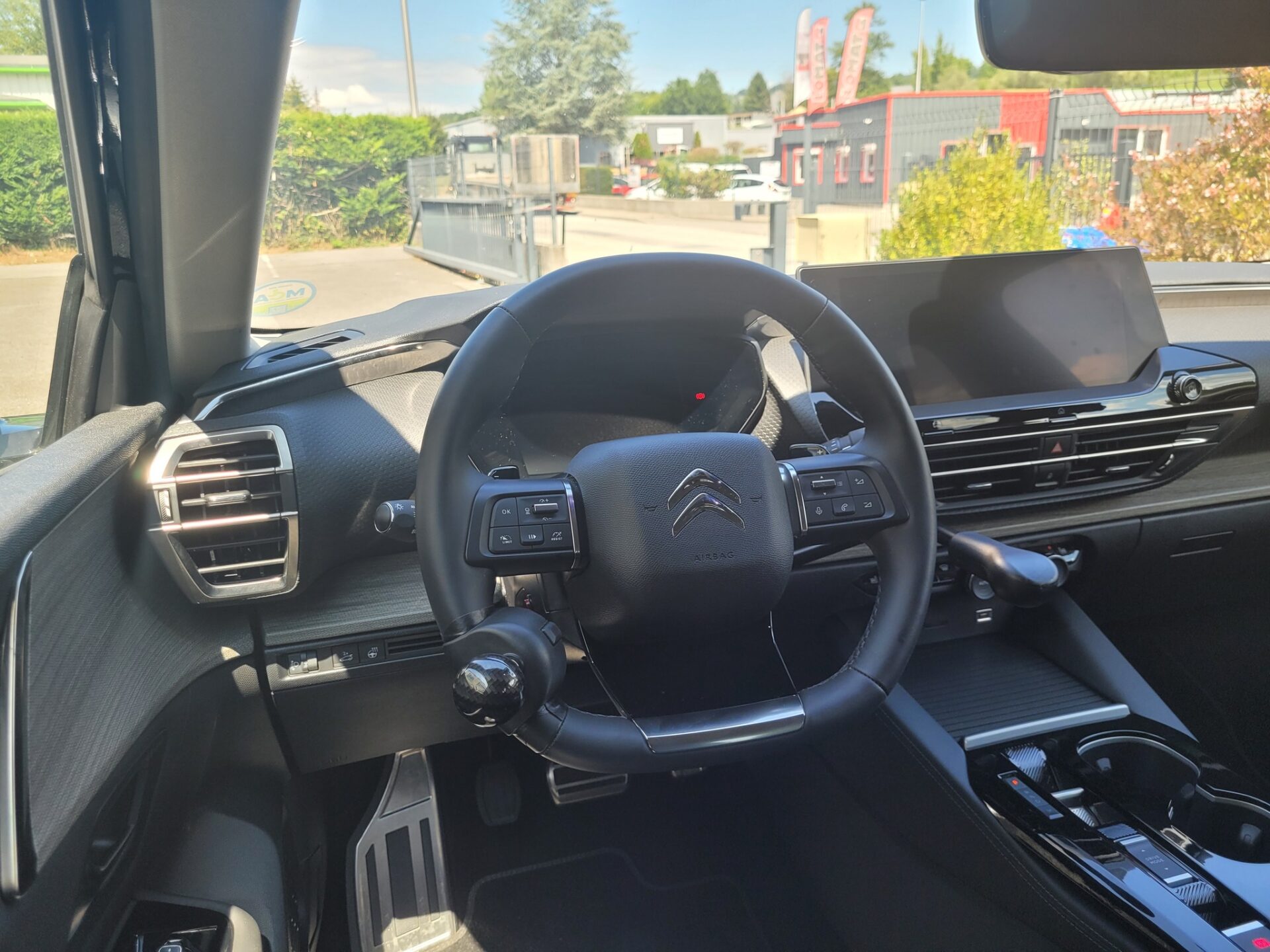 Pédale accélératrice à gauche by Sojadis et frein manuel à baisser by Kivi Mobility Freedom srl sur une Citroën C5 X BVA de 2024