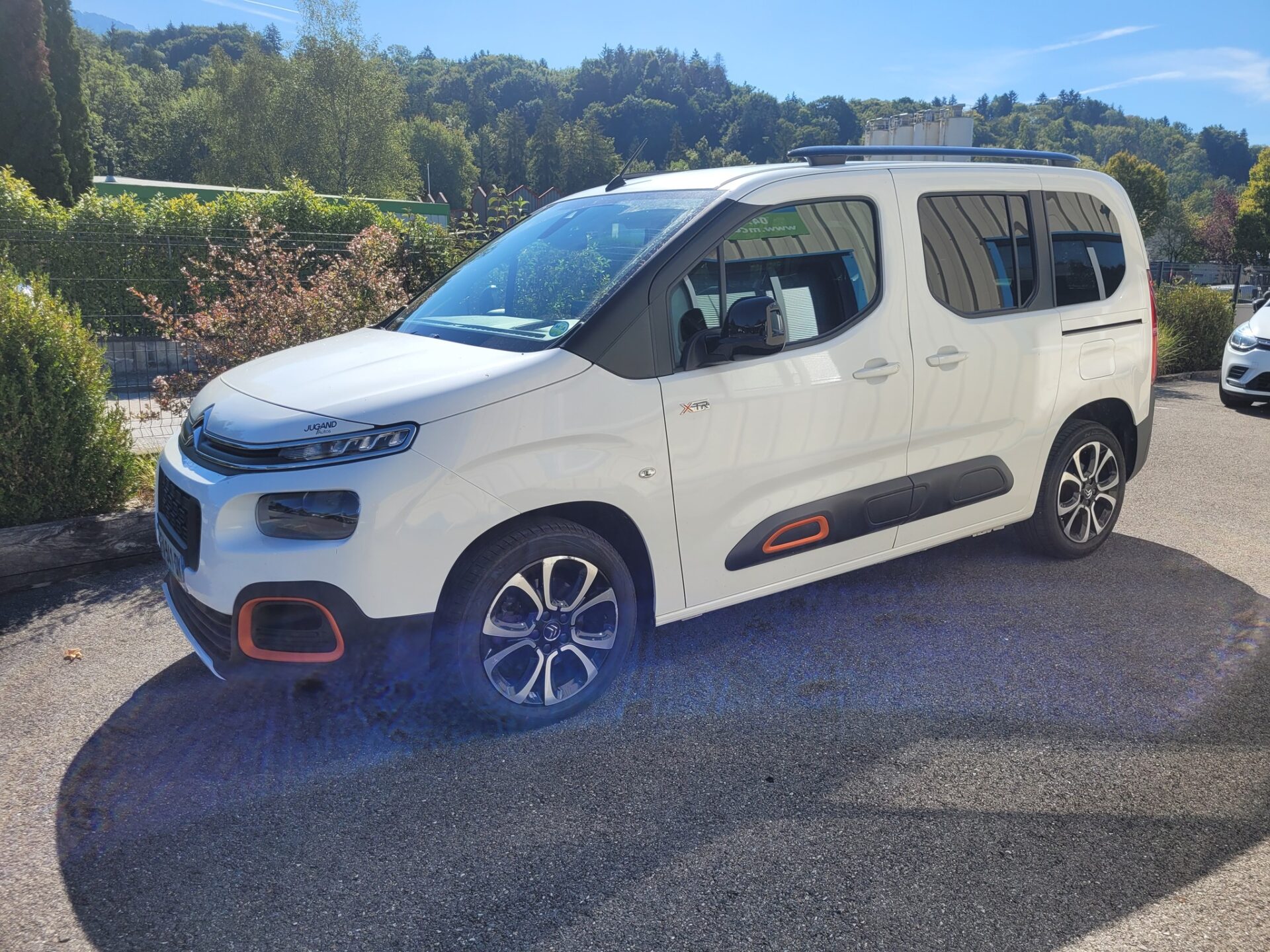 Aménagement au poste de conduite pour une personne hémiplégique, sur un Berlingo de 2020. Télécommande au volant Lehmdis by Sojadis et ACCELEG BY Sojadis