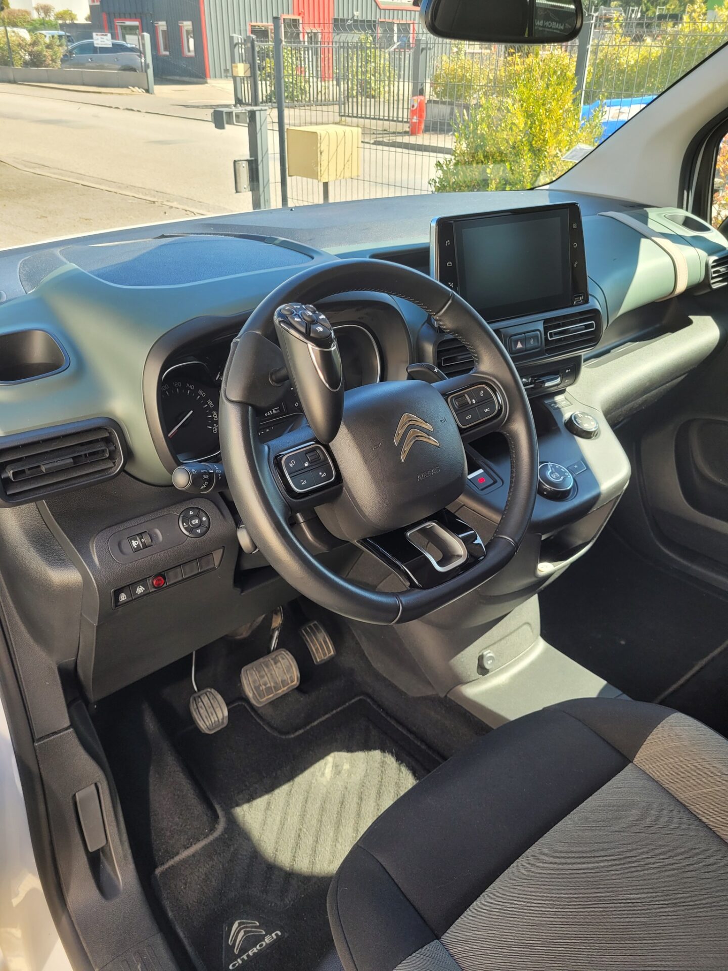 Aménagement au poste de conduite pour une personne hémiplégique, sur un Berlingo de 2020. Télécommande au volant Lehmdis by Sojadis et ACCELEG BY Sojadis