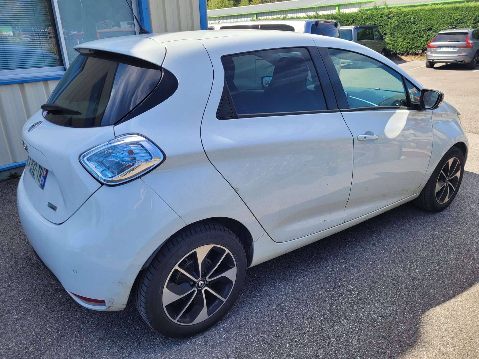 Renault Zoé 100% électrique avec une pédale accélératrice à gauche et une boule télécommande au volant by Sojadis.