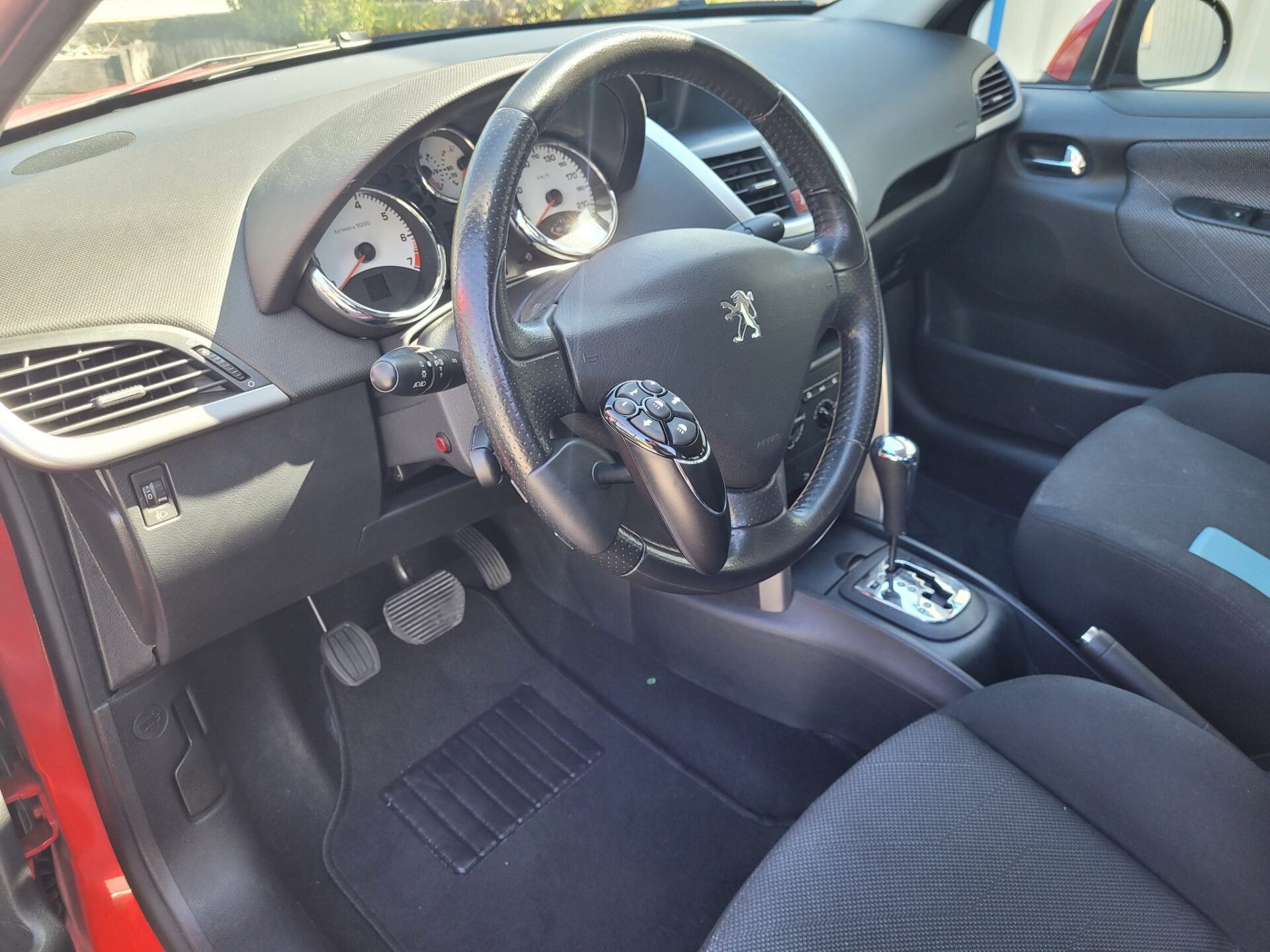 Pédale accélératrice à gauche et boule télécommande Sojadis sur Peugeot 207 (2007)