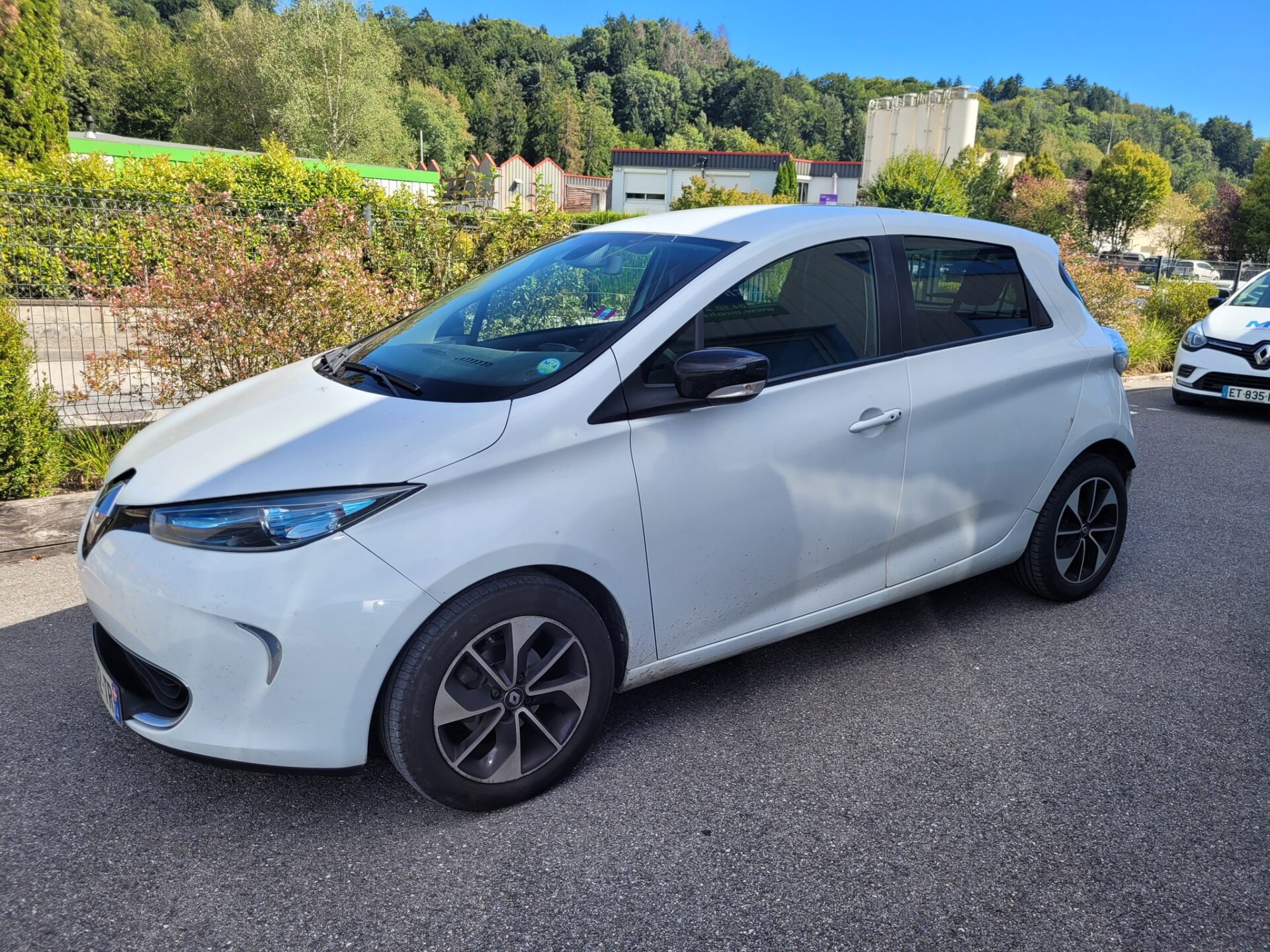 Renault Zoé 100% électrique avec une pédale accélératrice à gauche et une boule télécommande au volant by Sojadis.