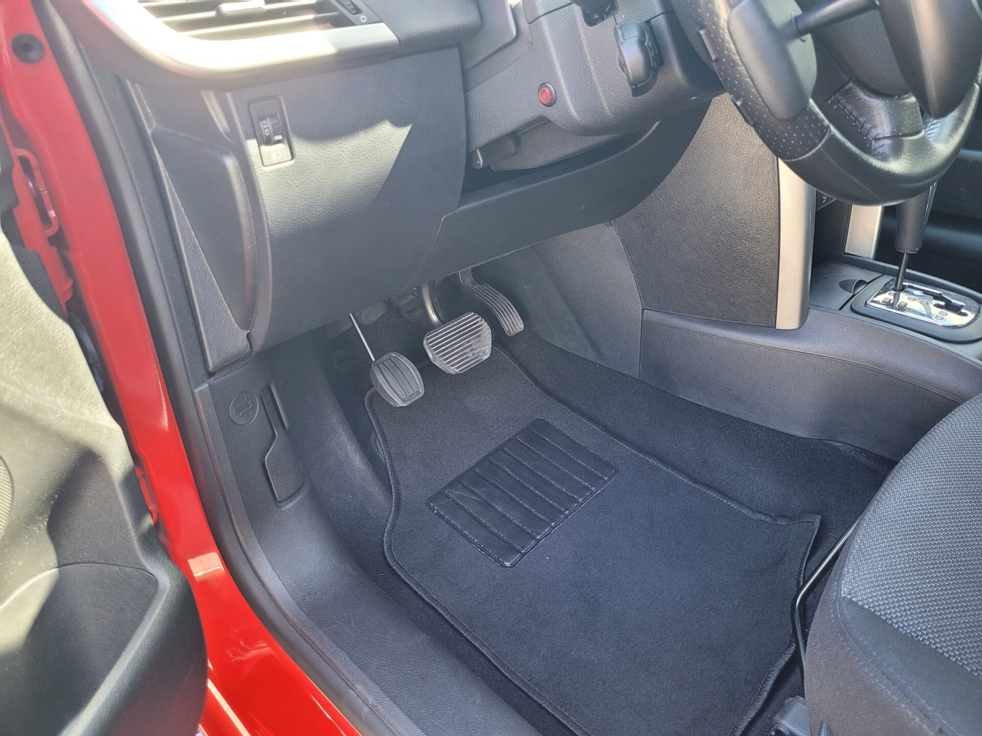 Pédale accélératrice à gauche et boule télécommande Sojadis sur Peugeot 207 (2007)