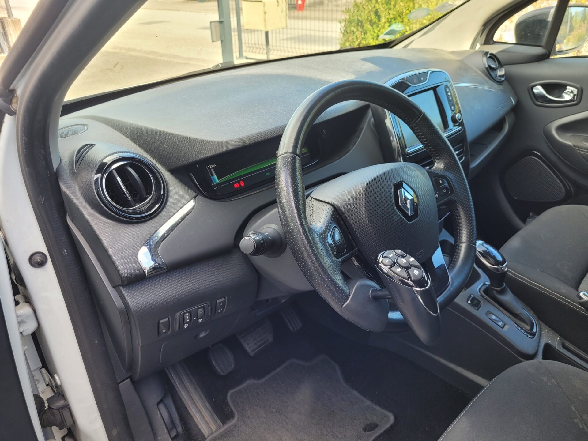 Renault Zoé 100% électrique avec une pédale accélératrice à gauche et une boule télécommande au volant by Sojadis.