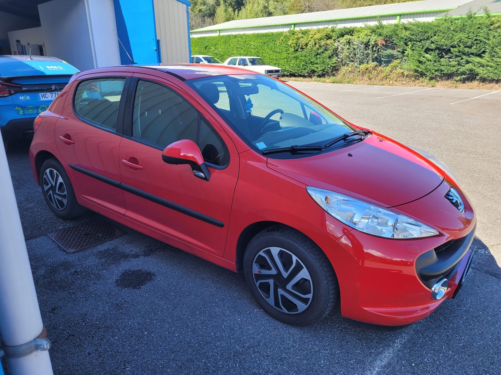 Pédale accélératrice à gauche et boule télécommande Sojadis sur Peugeot 207 (2007)