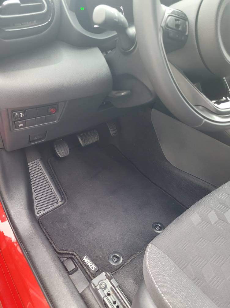 Toyota Yaris Hybride 2025 avec une pédale accélératrice à gauche by Sojadis.