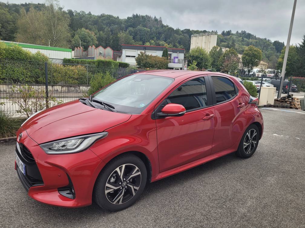 Toyota Yaris Hybride 2025 avec une pédale accélératrice à gauche by Sojadis.