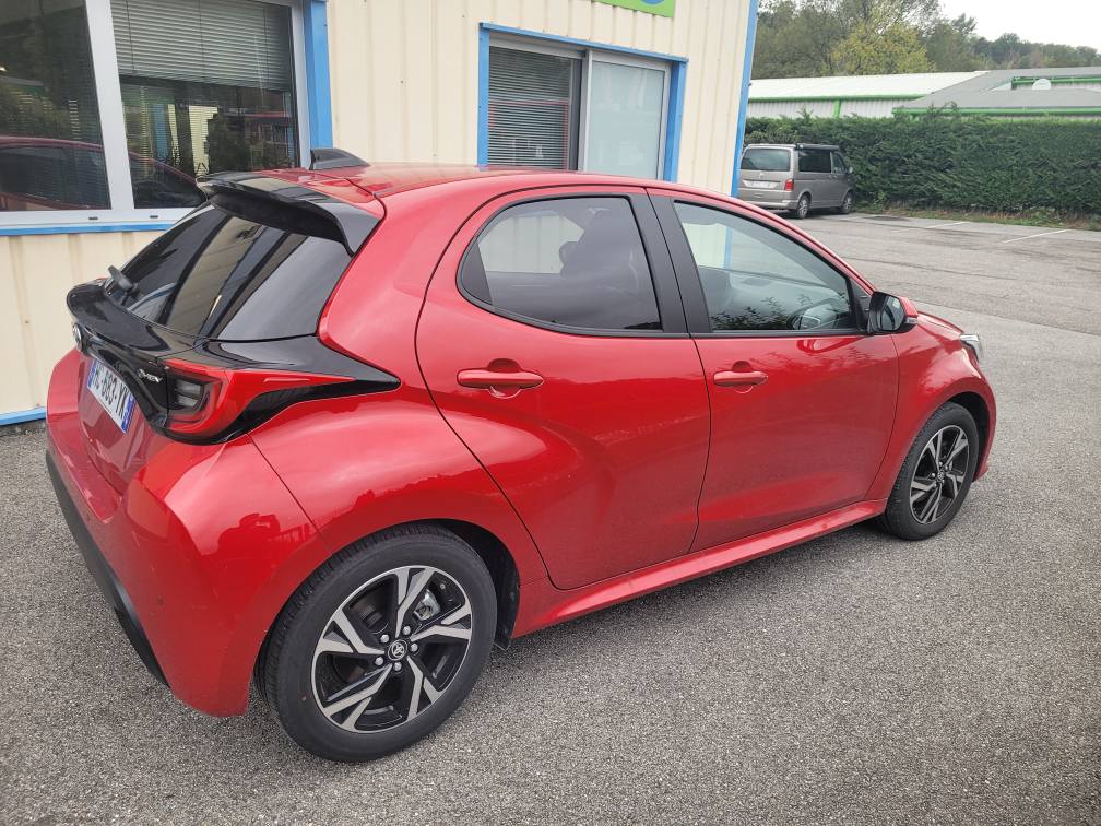 Toyota Yaris Hybride 2025 avec une pédale accélératrice à gauche by Sojadis.