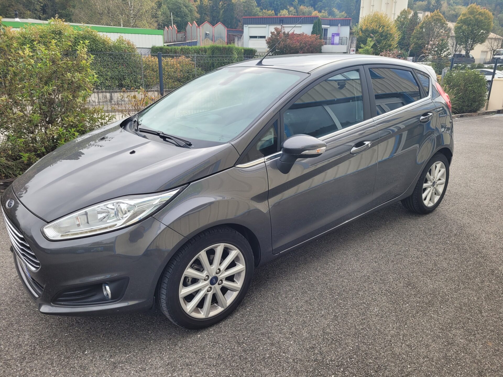 Ford Fiesta équipée d’une pédale accélératrice à gauche et d’une boule télécommande au volant Lehmdis by Sojadis, pour conduite accessible et sécurisée.