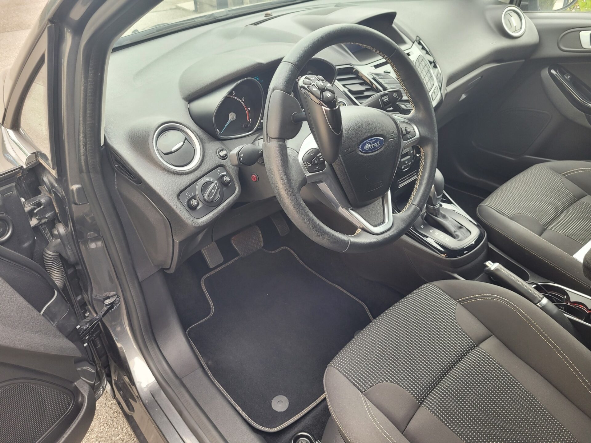 Ford Fiesta équipée d’une pédale accélératrice à gauche et d’une boule télécommande au volant Lehmdis by Sojadis, pour conduite accessible et sécurisée.