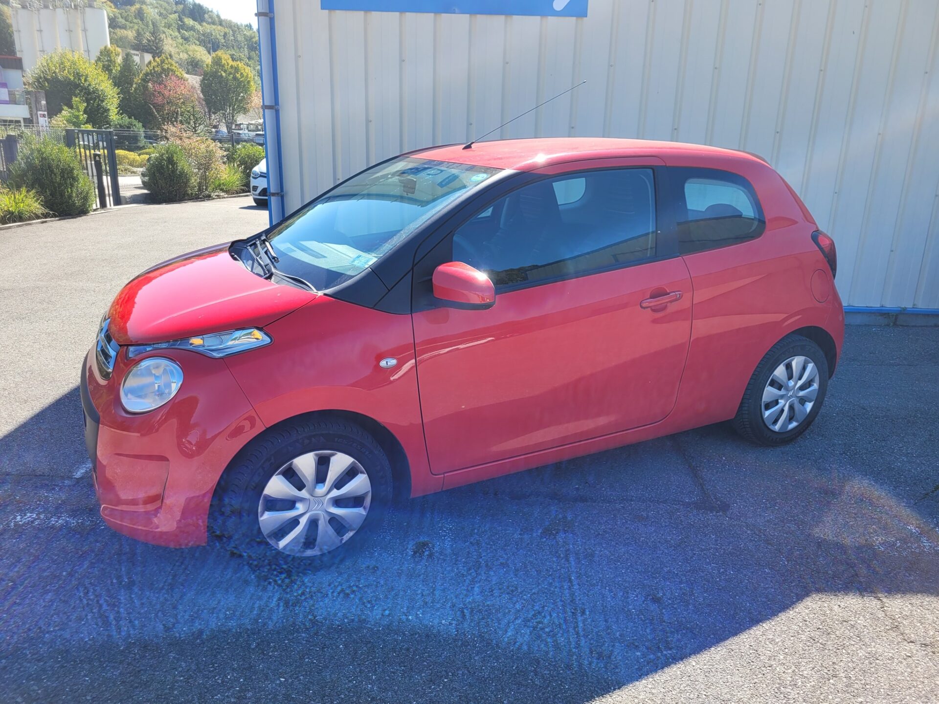 Citroën C1 équipée d’une pédale accélératrice à gauche et d’une boule télécommande au volant Lehmdis by Sojadis, pour conduite accessible et sécurisée.