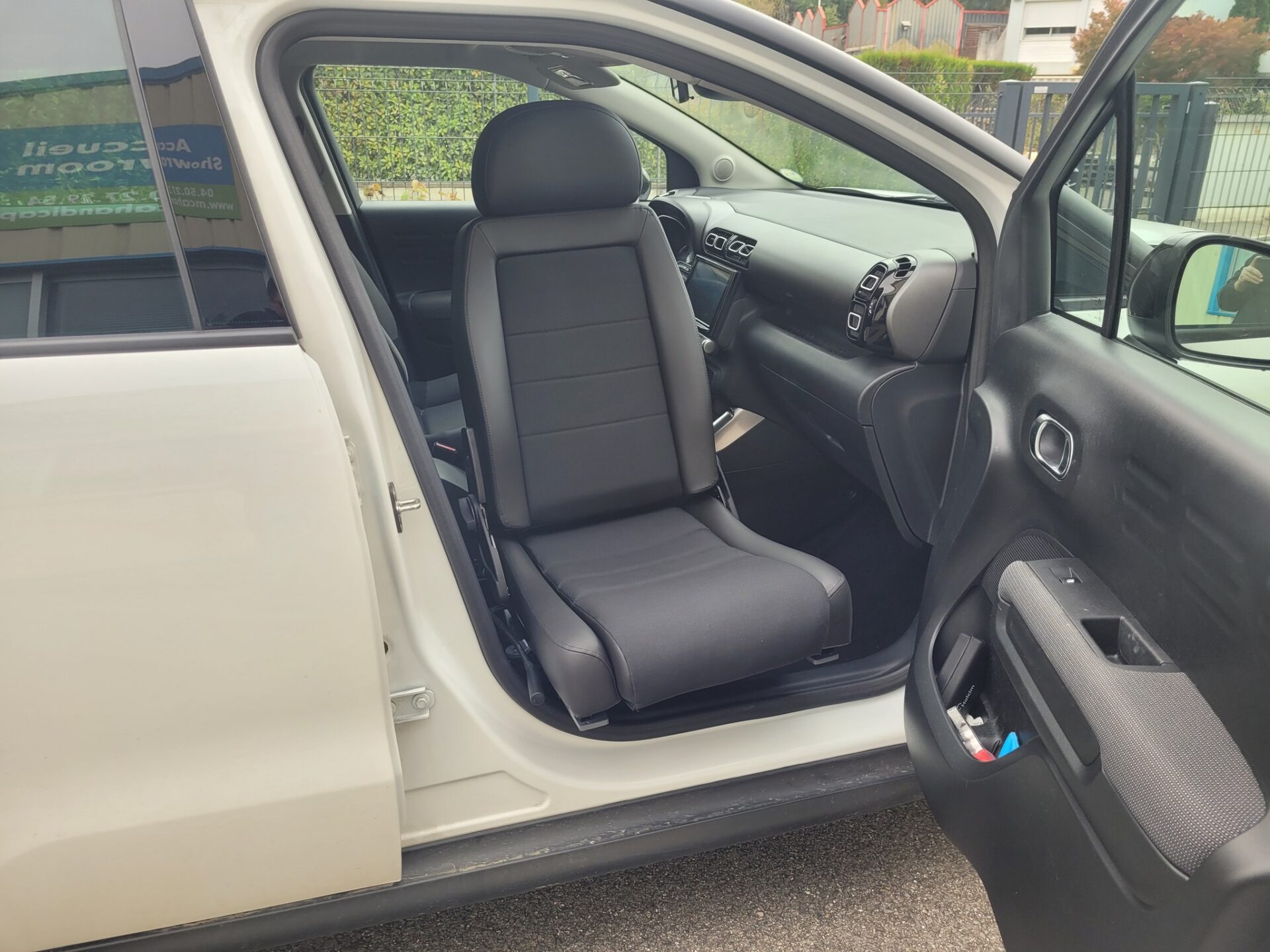 Citroën C3 Aircross équipée d’un siège pivotant Turnout by BraunAbility côté passager pour faciliter l’accès au véhicule.