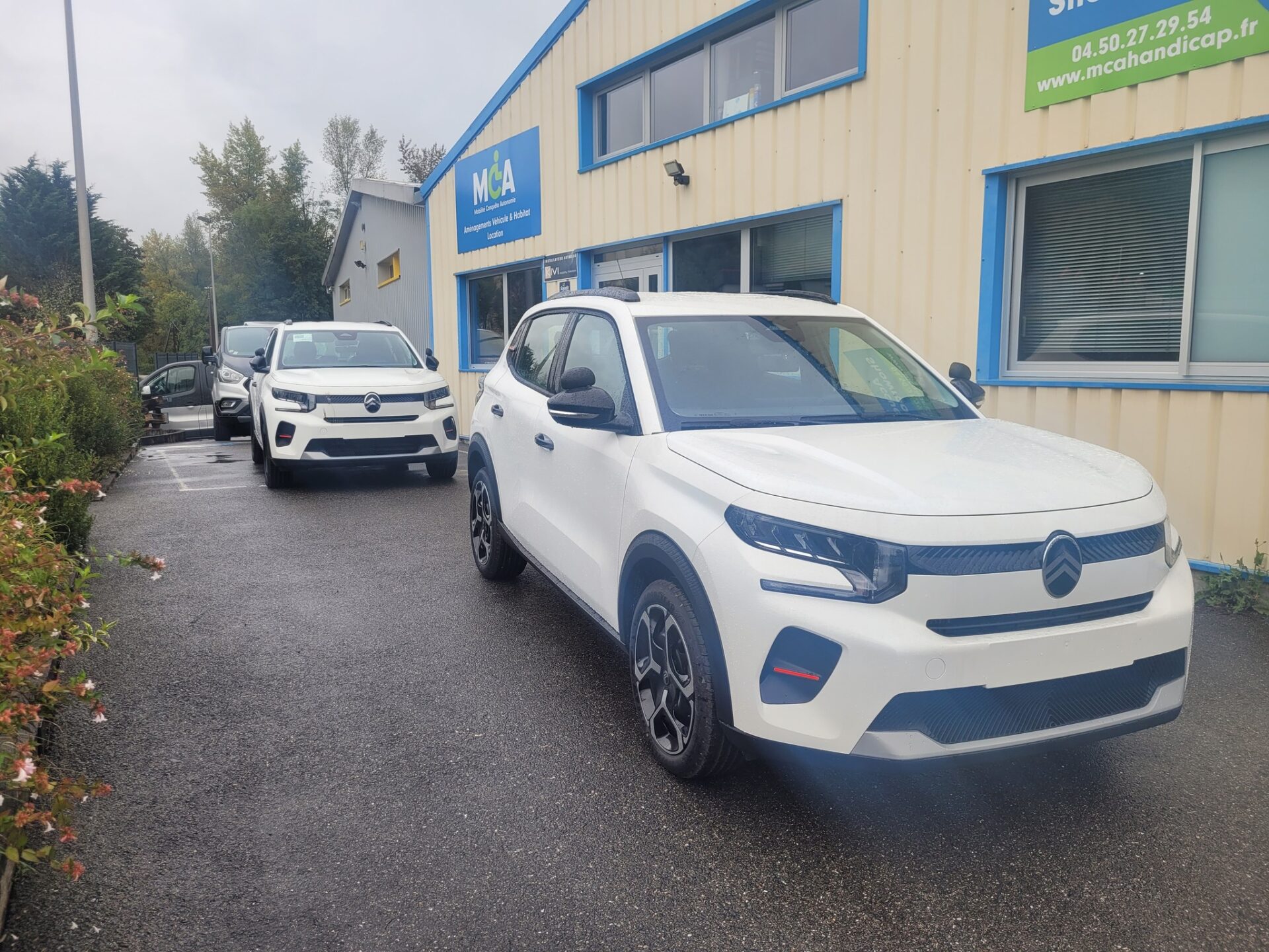 9 Citroën C3 équipées en version auto-école avec doubles commandes installées par MCA Handicap 73-74 et matériel Sojadis.