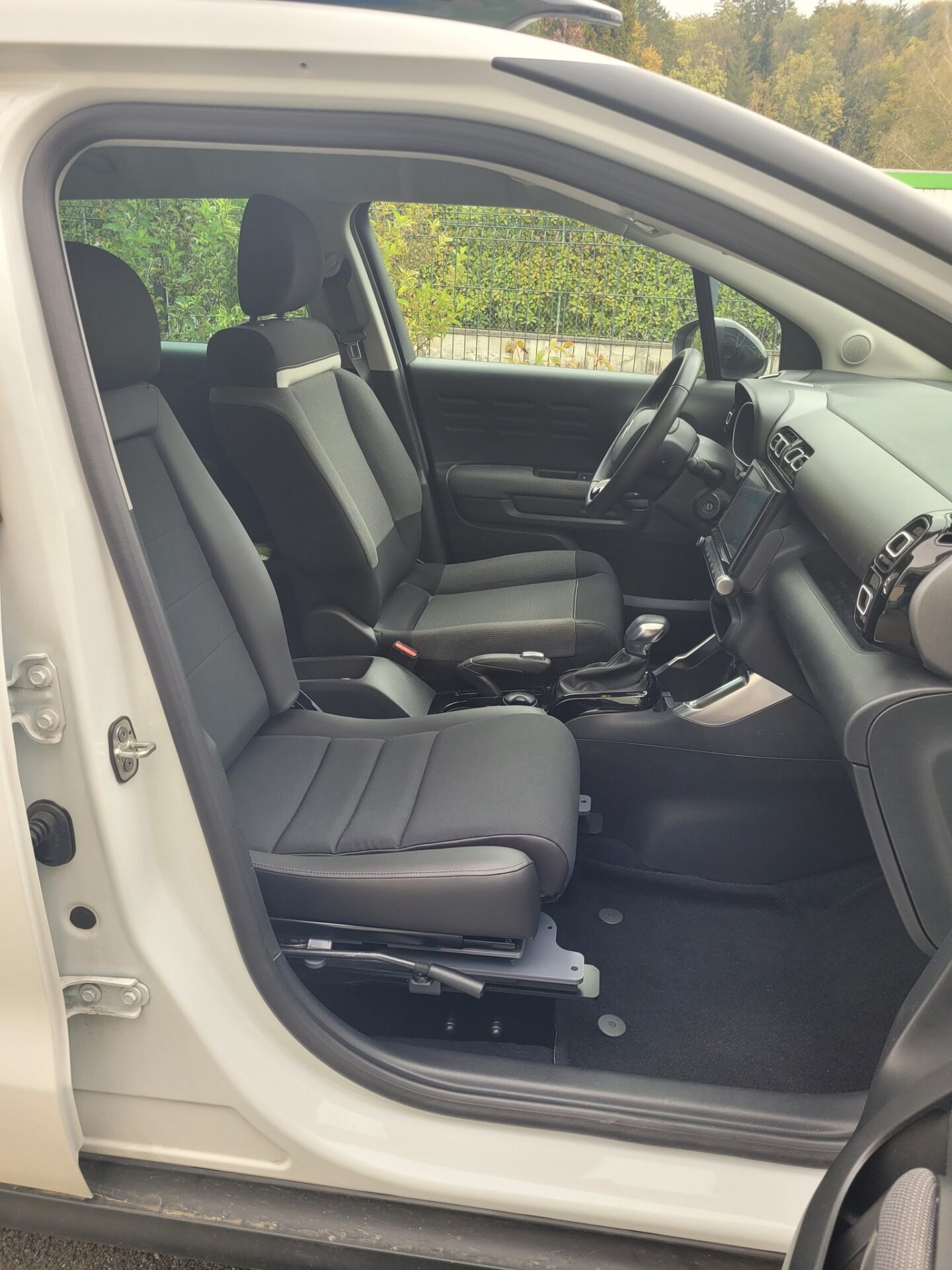Citroën C3 Aircross équipée d’un siège pivotant Turnout by BraunAbility côté passager pour faciliter l’accès au véhicule.