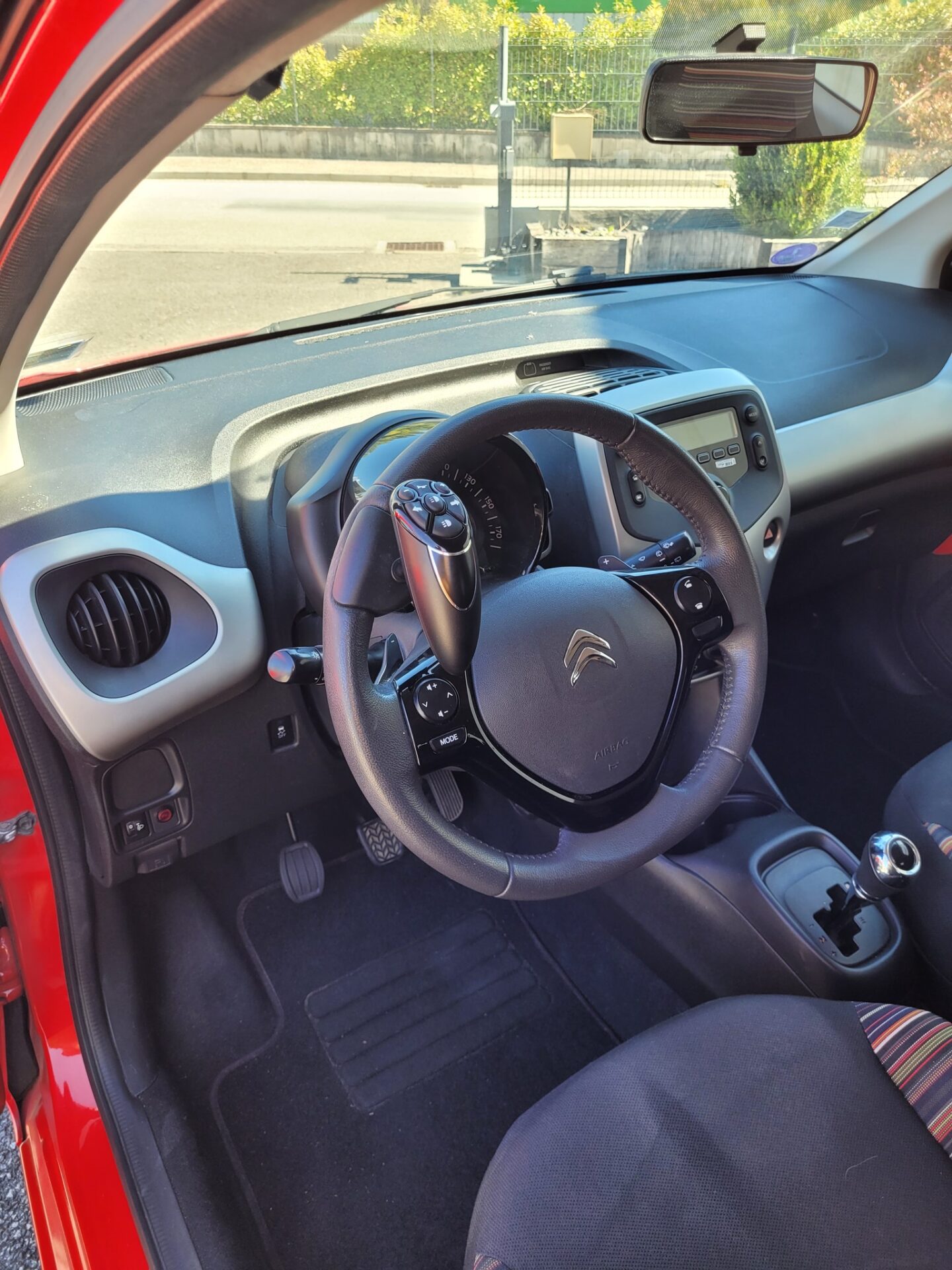 Citroën C1 équipée d’une pédale accélératrice à gauche et d’une boule télécommande au volant Lehmdis by Sojadis, pour conduite accessible et sécurisée.
