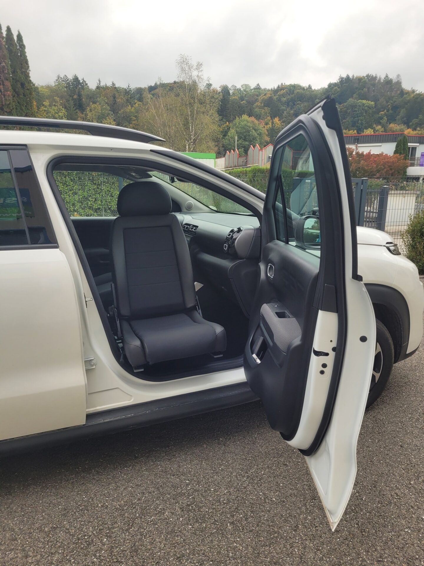 Citroën C3 Aircross équipée d’un siège pivotant Turnout by BraunAbility côté passager pour faciliter l’accès au véhicule.