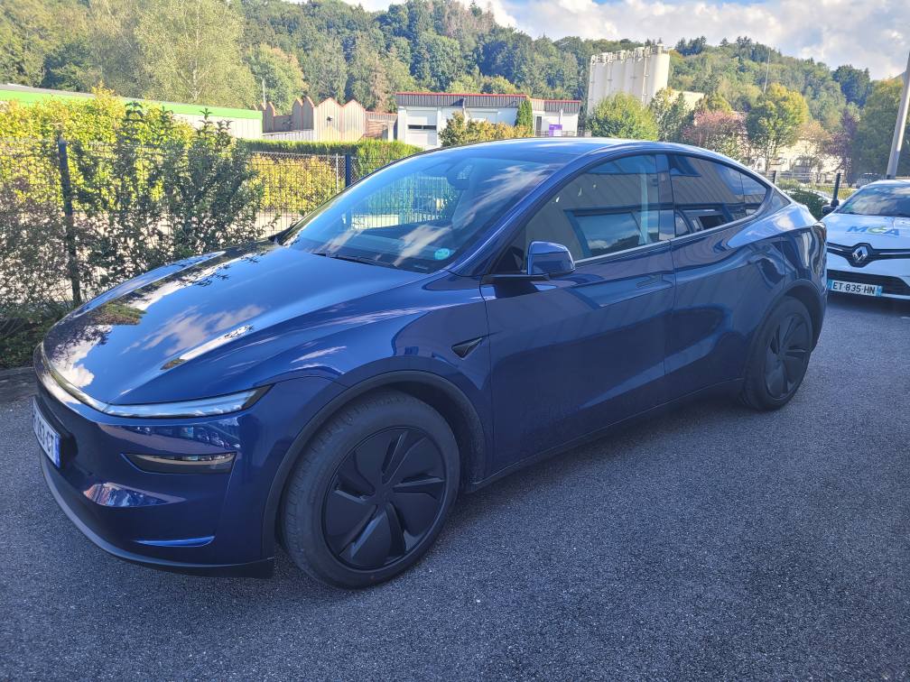 Tesla Model Y 2025 équipée d’un cercle accélérateur KS sur volant et d’un frein manuel LF901, pour conduite accessible aux personnes à mobilité réduite.