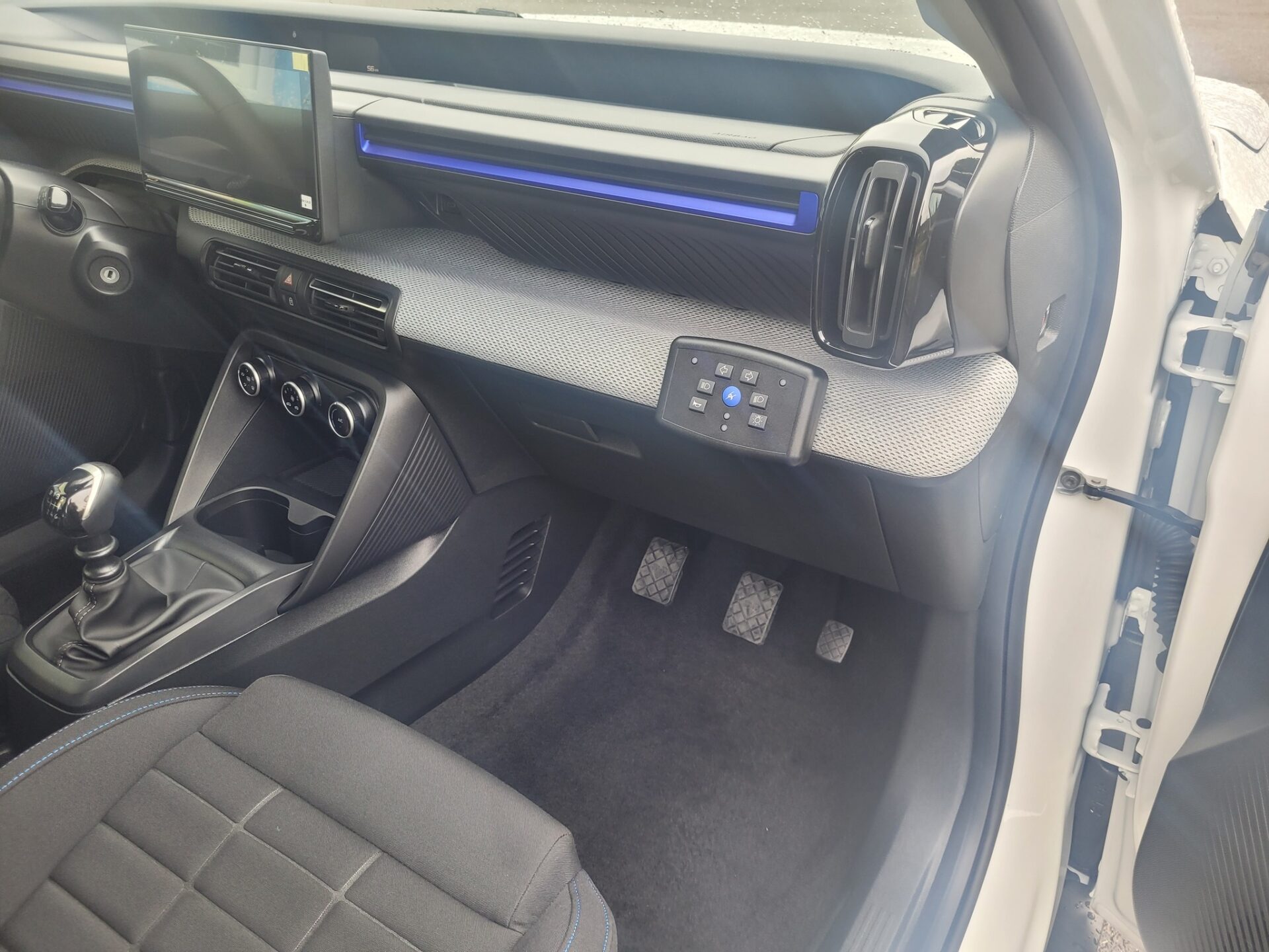 9 Citroën C3 équipées en version auto-école avec doubles commandes installées par MCA Handicap 73-74 et matériel Sojadis.