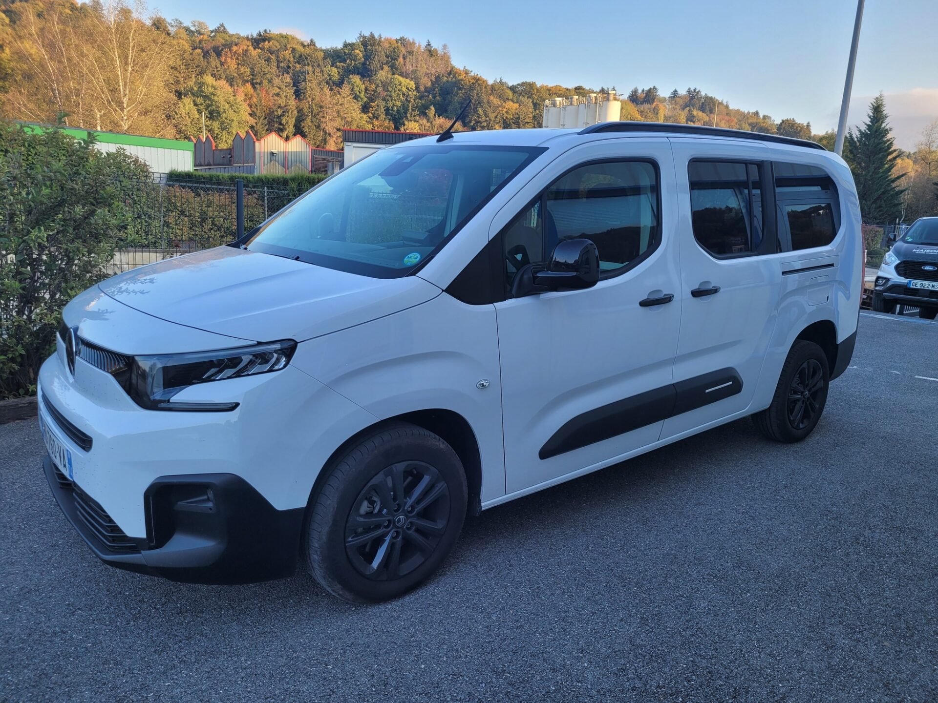 Citroën Berlingo équipé d’une pédale accélératrice à gauche by Sojadis pour conduite accessible et sécurisée.