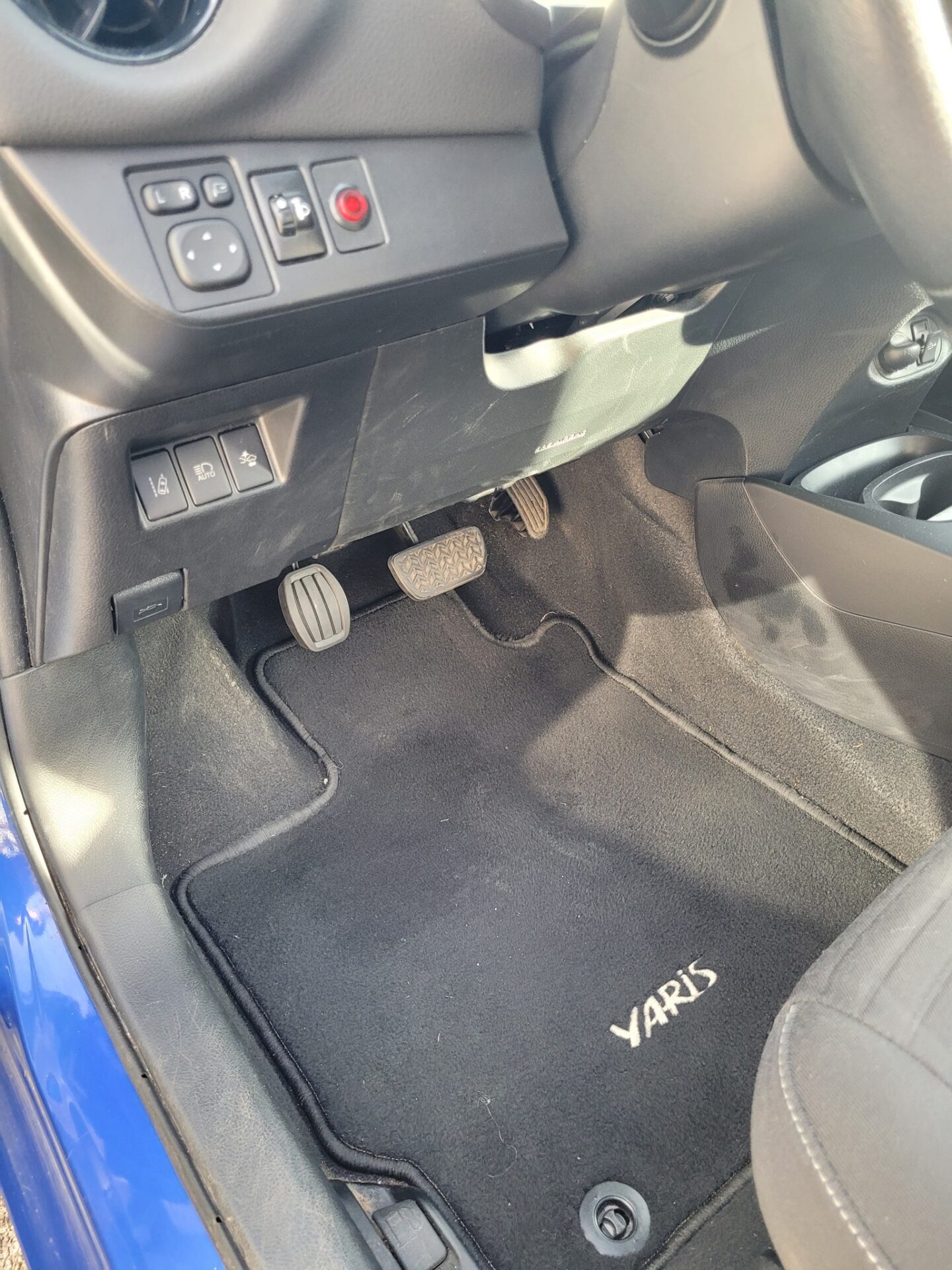 Toyota Yaris Hybride équipée d’une pédale accélératrice à gauche by Sojadis pour conducteurs à mobilité réduite.