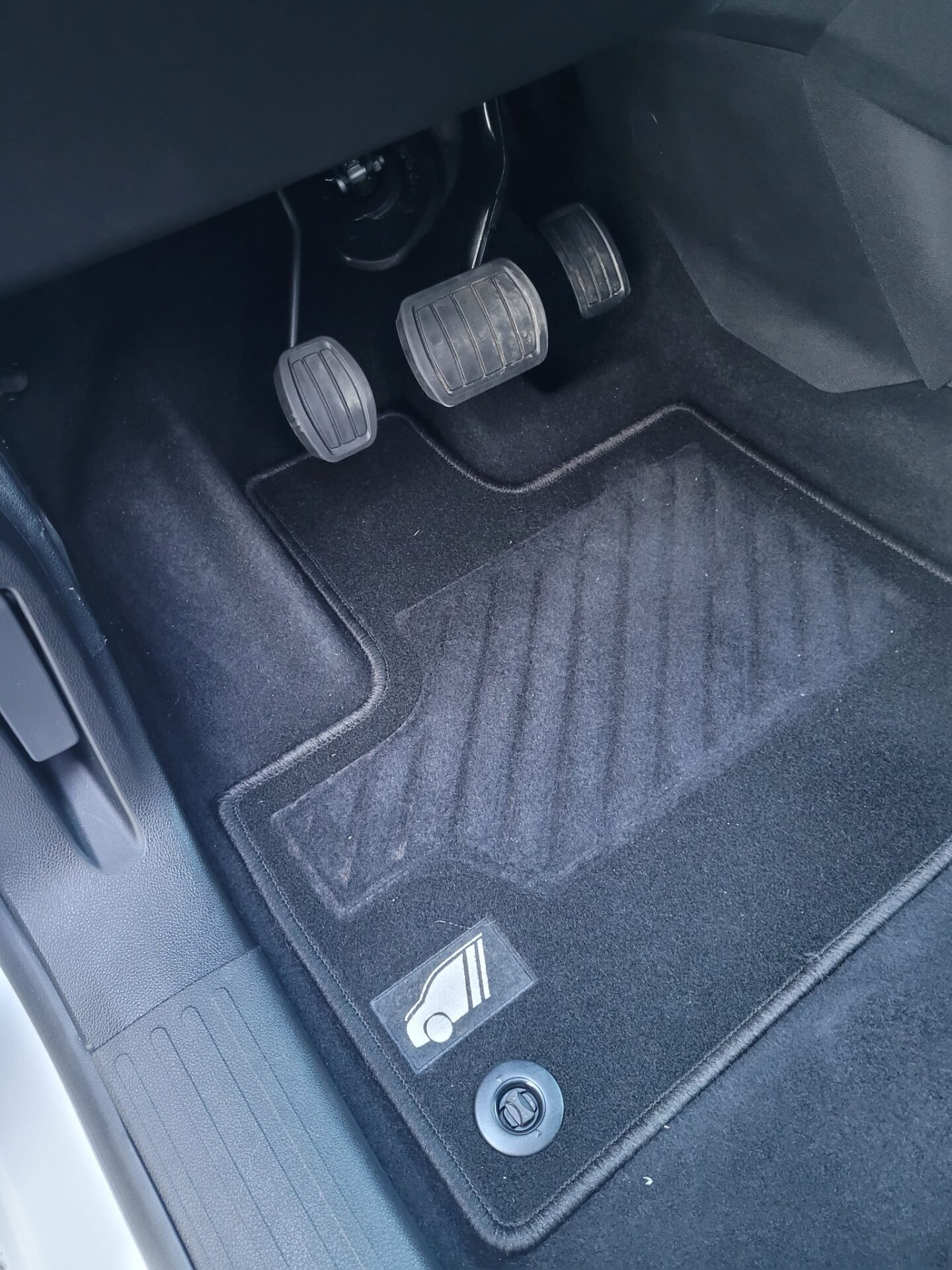 Citroën Berlingo équipé d’une pédale accélératrice à gauche by Sojadis pour conduite accessible et sécurisée.