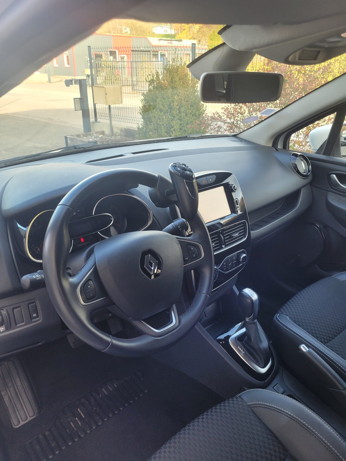 Clio Estate équipée d’une poignée télécommande Lehmdis pour faciliter la conduite des personnes à mobilité réduite.