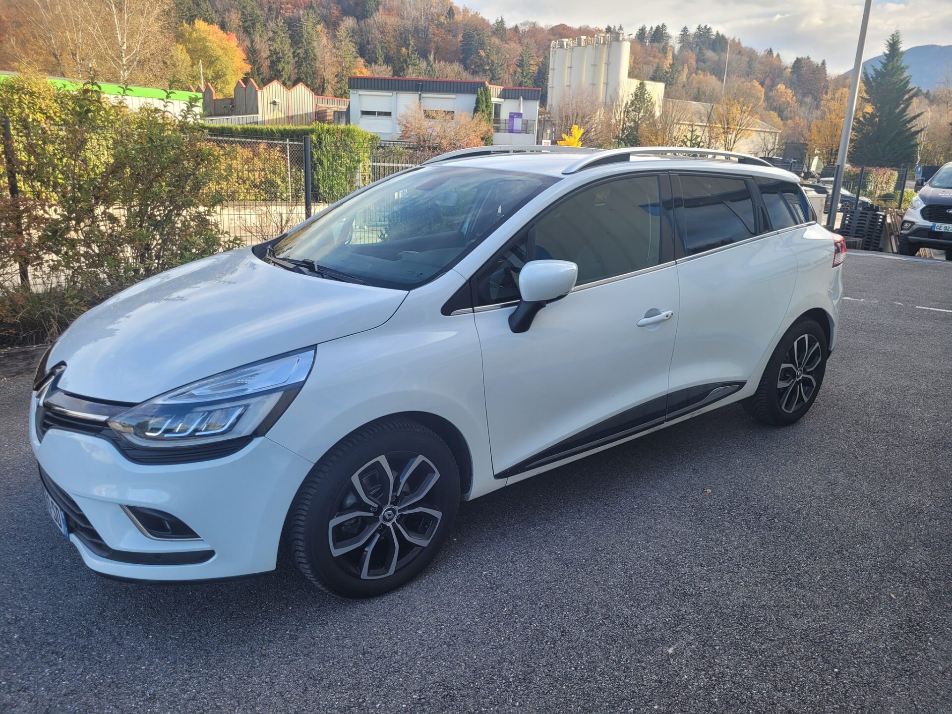 Clio Estate équipée d’une poignée télécommande Lehmdis pour faciliter la conduite des personnes à mobilité réduite.