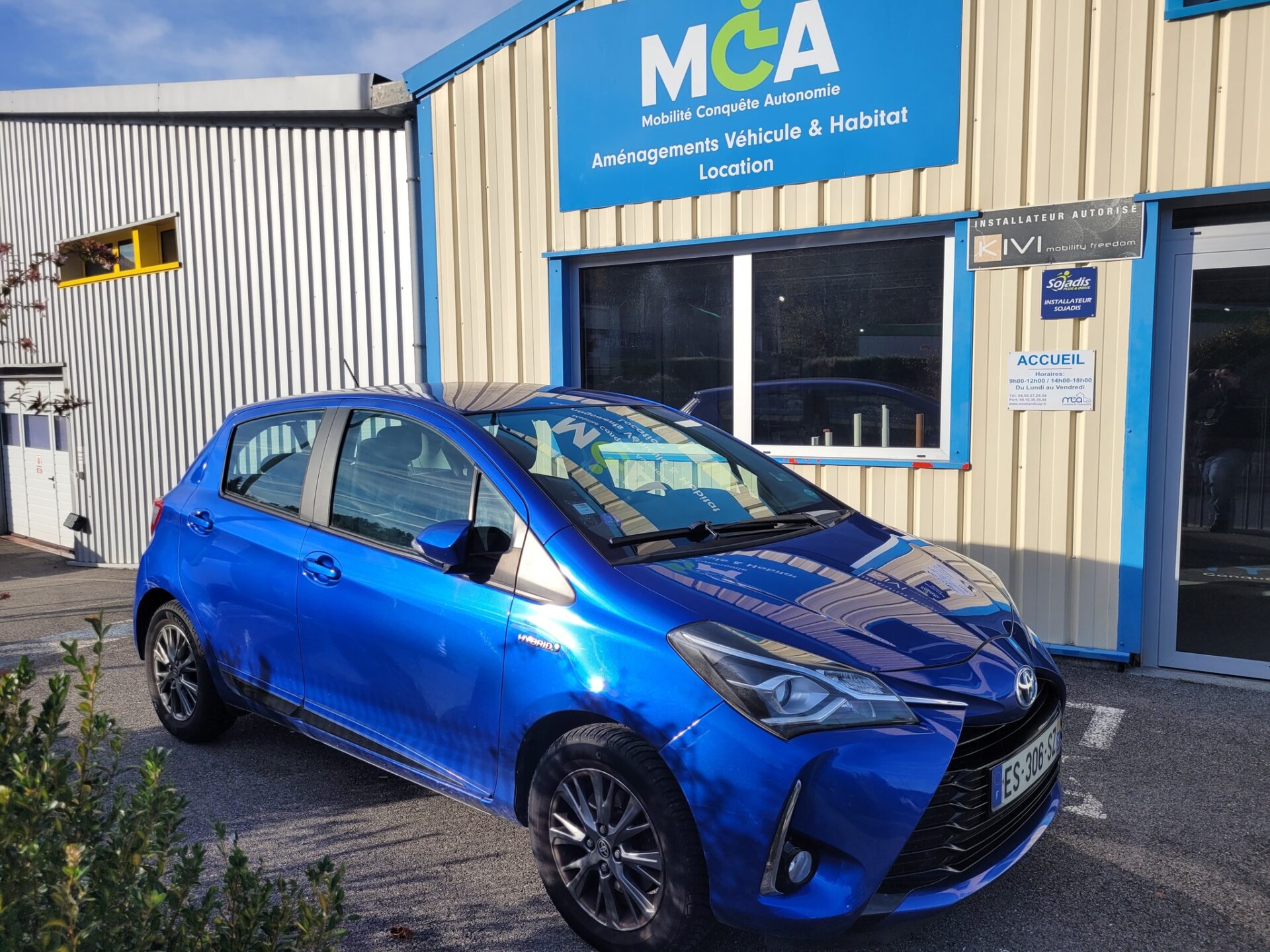 Toyota Yaris Hybride équipée d’une pédale accélératrice à gauche by Sojadis pour conducteurs à mobilité réduite.