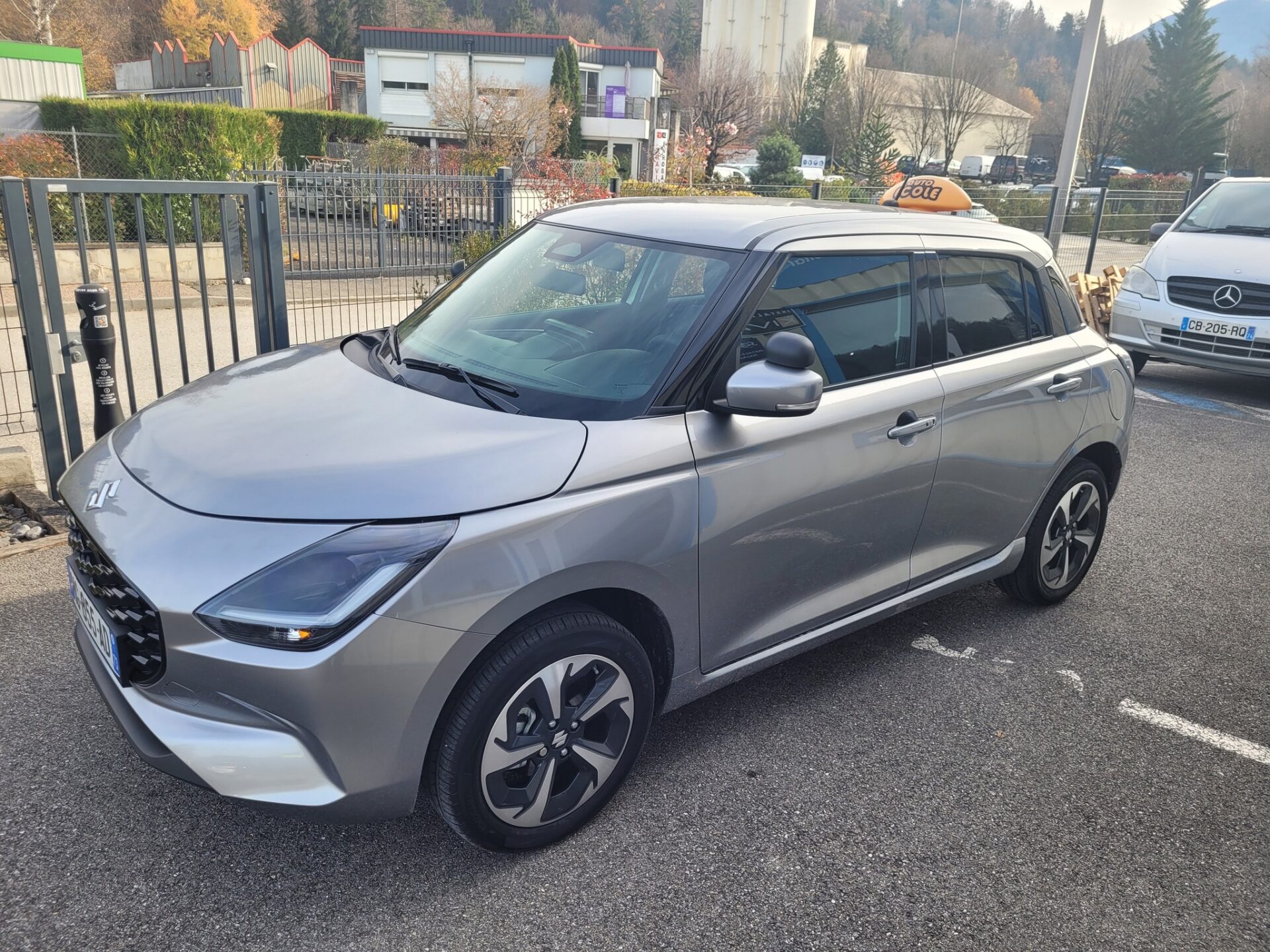 SUZUKI Swift 2025 boîte manuelle équipée d’un kit auto-école by Sojadis pour la formation de conducteurs.