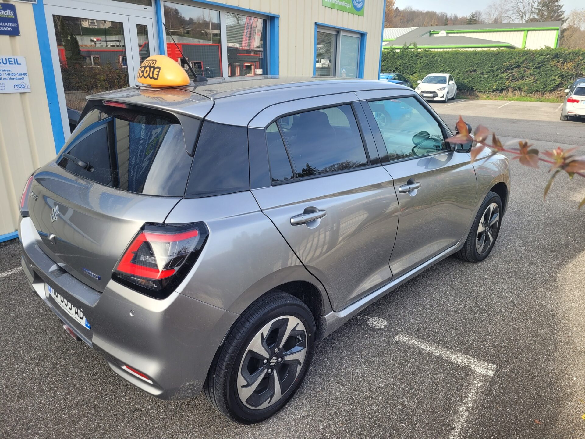 SUZUKI Swift 2025 boîte manuelle équipée d’un kit auto-école by Sojadis pour la formation de conducteurs.