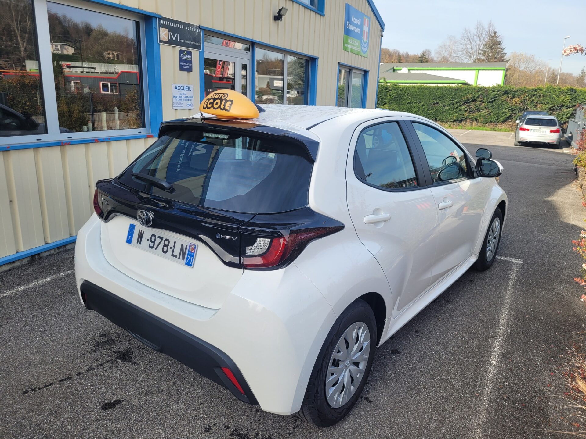 Toyota Yaris Hybride 2025 boîte automatique équipée d’un kit auto-école by Sojadis pour la formation de conducteurs.