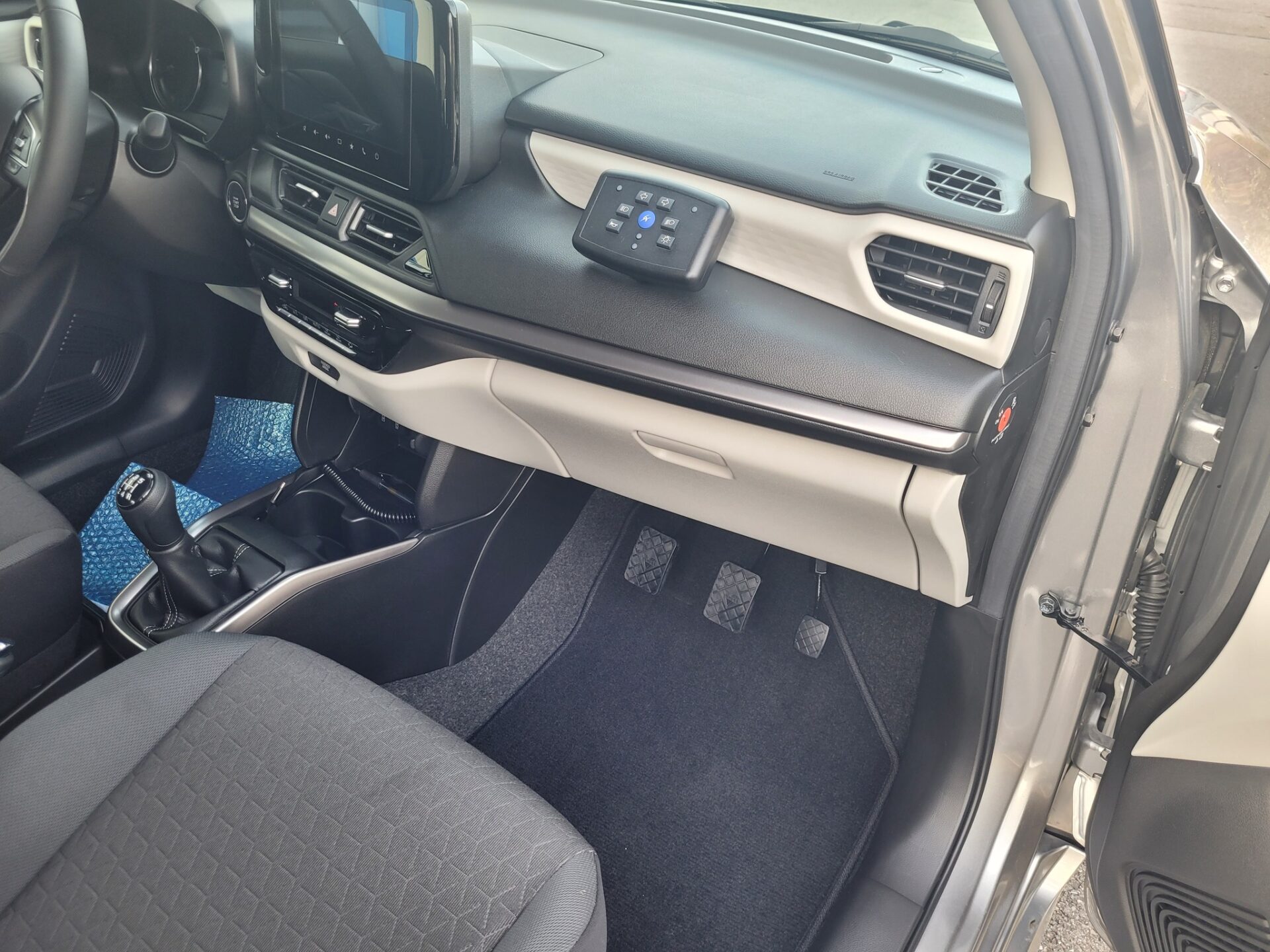 SUZUKI Swift 2025 boîte manuelle équipée d’un kit auto-école by Sojadis pour la formation de conducteurs.