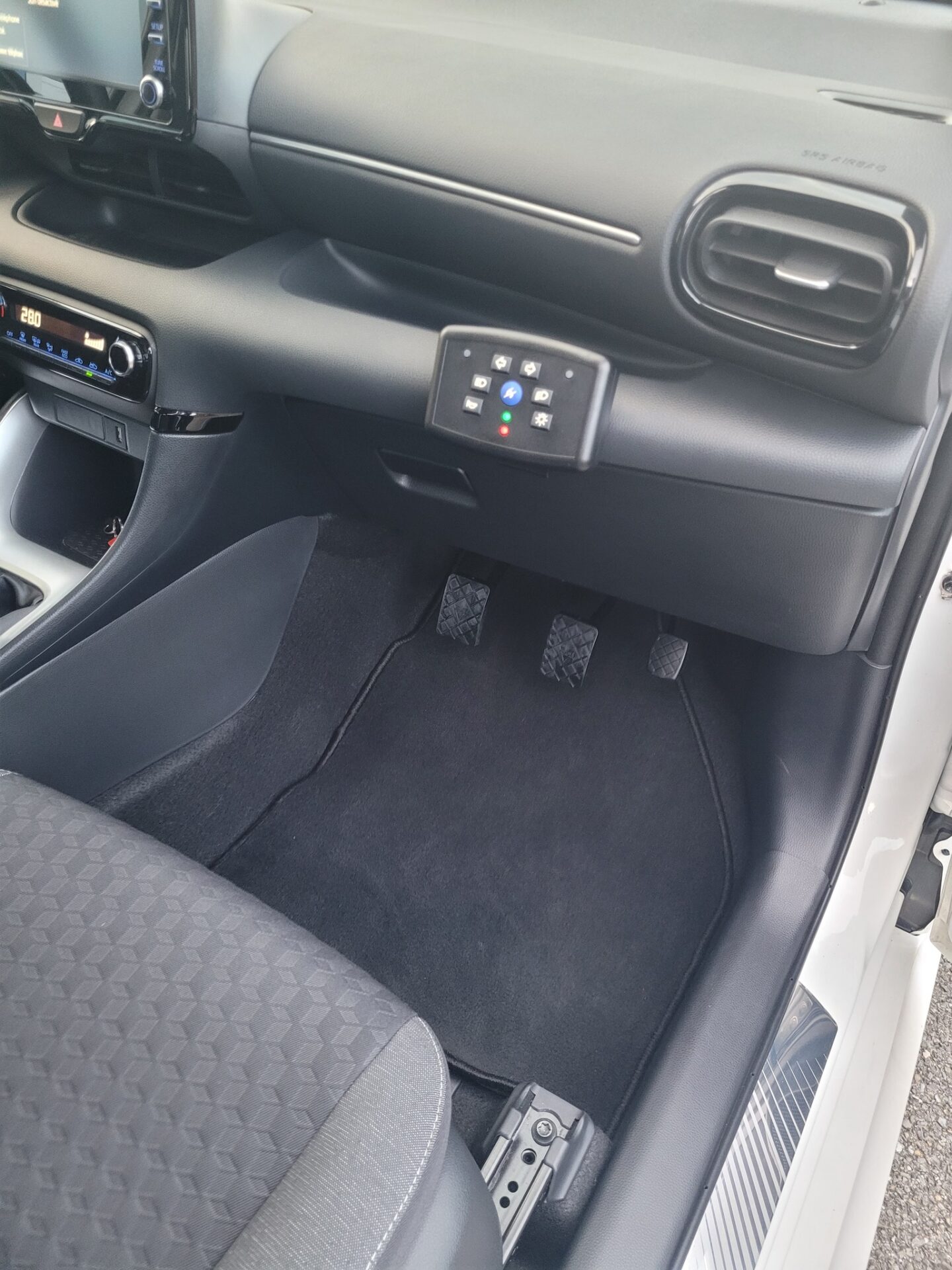 3 Toyota Yaris équipées de doubles commandes auto-école by Sojadis pour former de nouveaux conducteurs en Savoie.