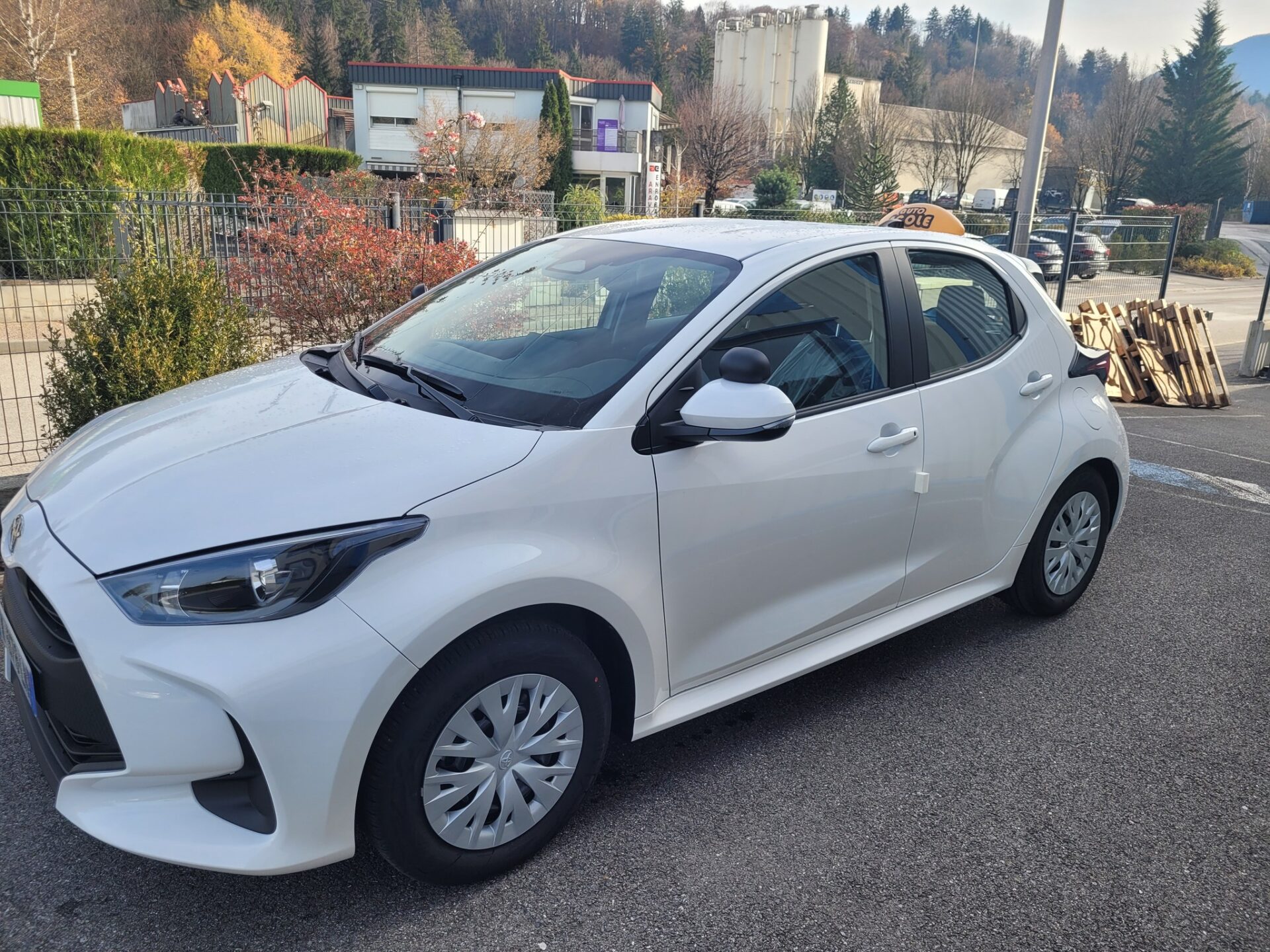 Toyota Yaris Hybride 2025 boîte automatique équipée d’un kit auto-école by Sojadis pour la formation de conducteurs.
