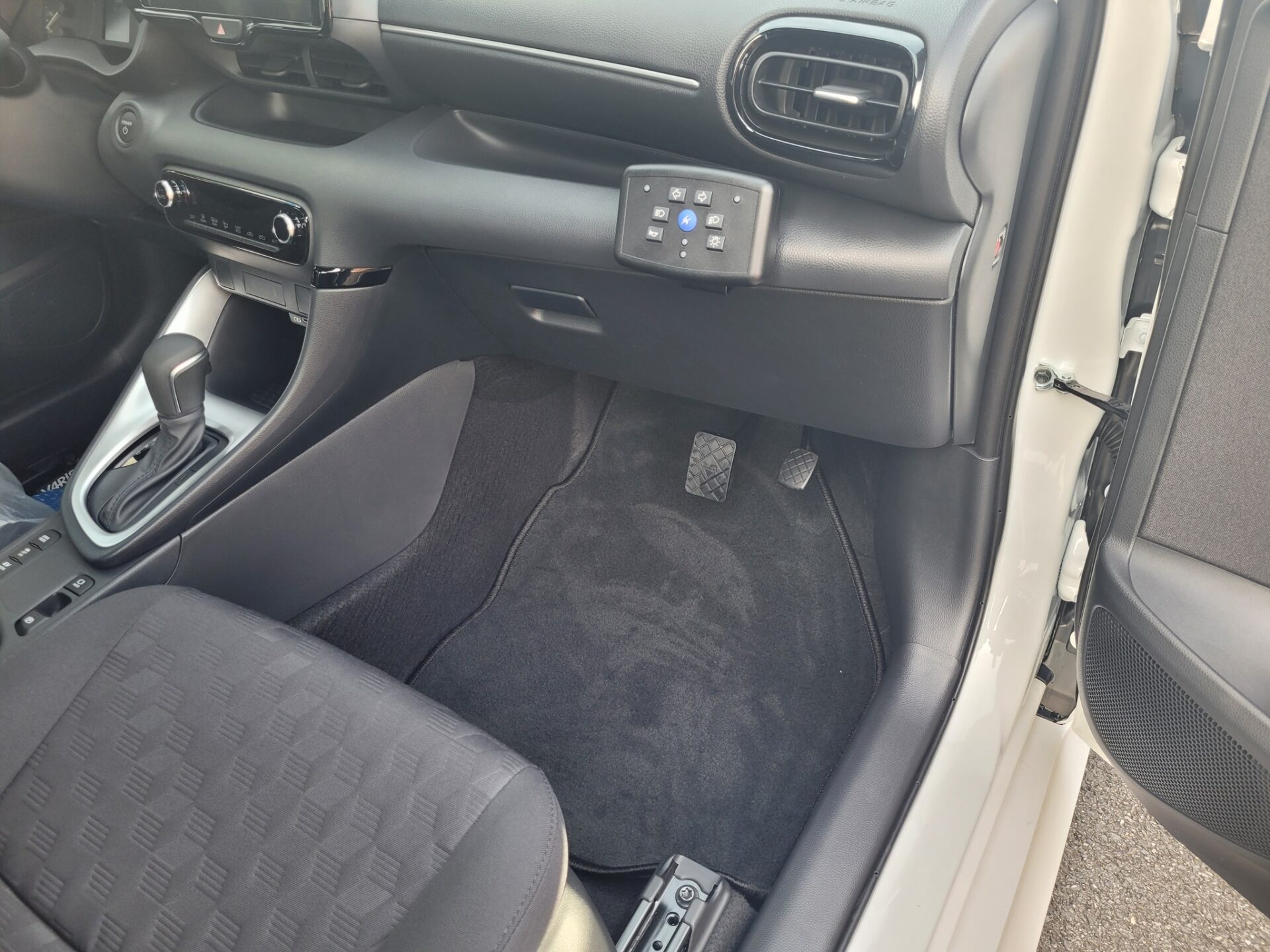 Toyota Yaris Hybride 2025 boîte automatique équipée d’un kit auto-école by Sojadis pour la formation de conducteurs.