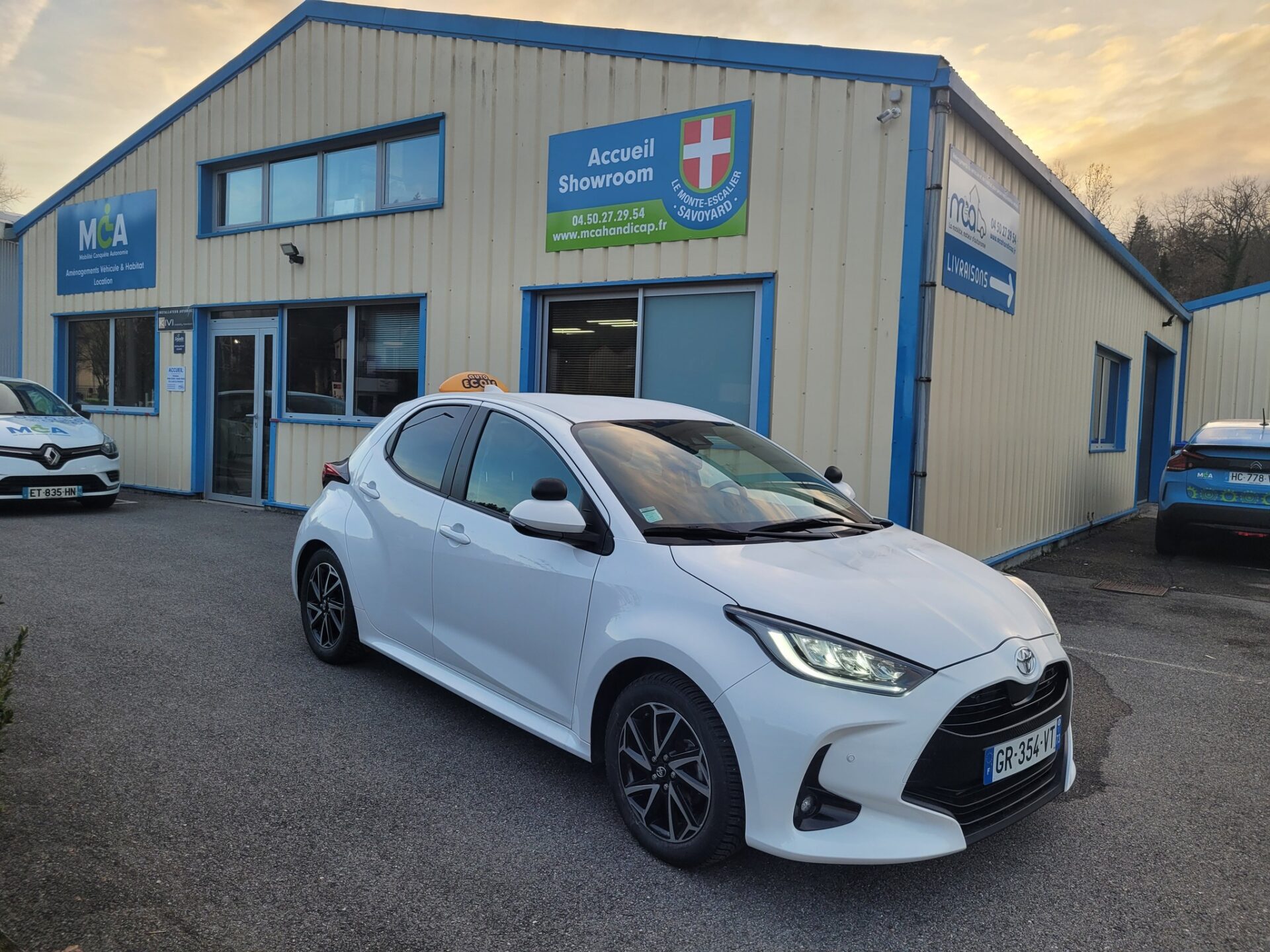 3 Toyota Yaris équipées de doubles commandes auto-école by Sojadis pour former de nouveaux conducteurs en Savoie.