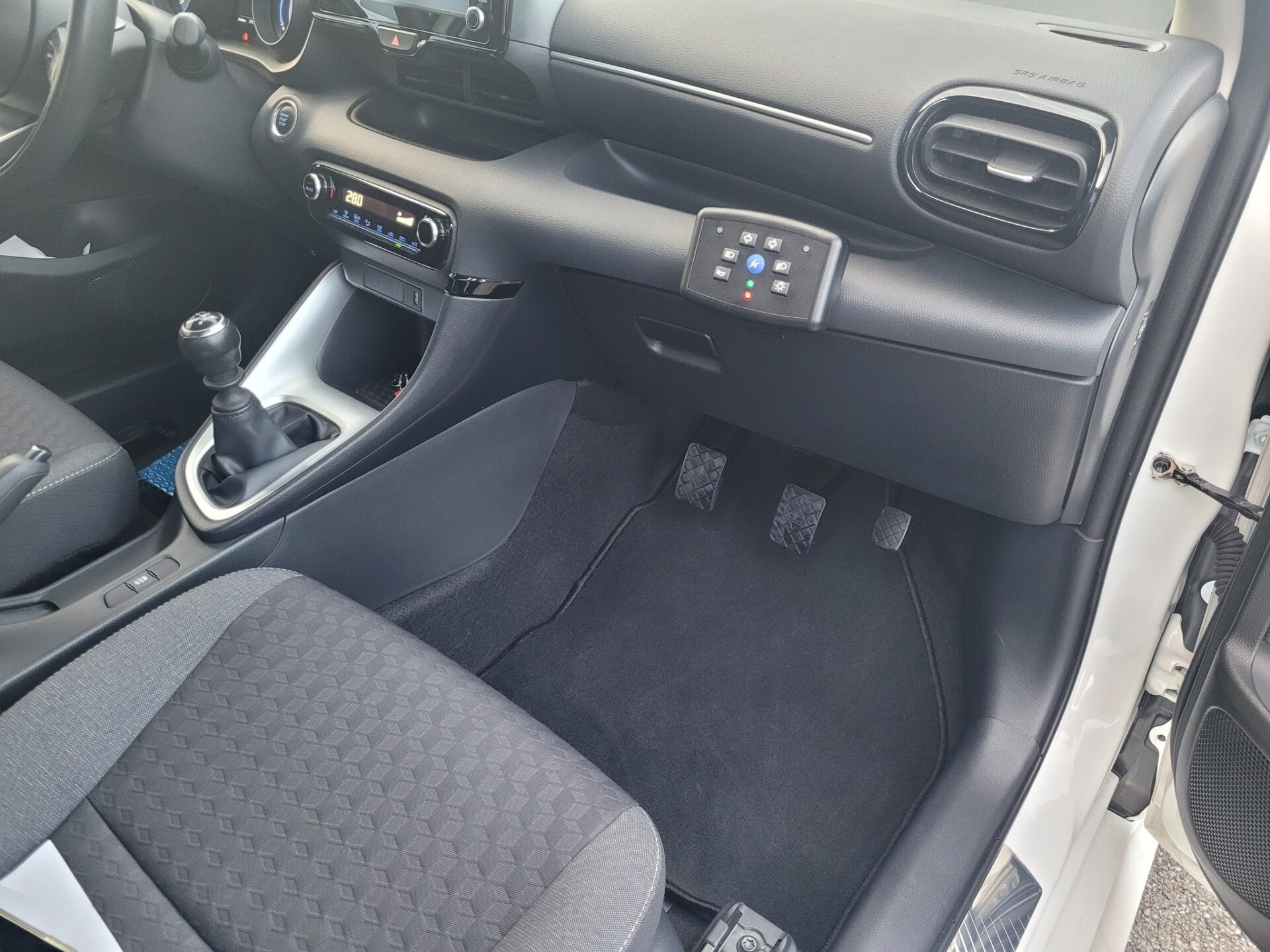 3 Toyota Yaris équipées de doubles commandes auto-école by Sojadis pour former de nouveaux conducteurs en Savoie.