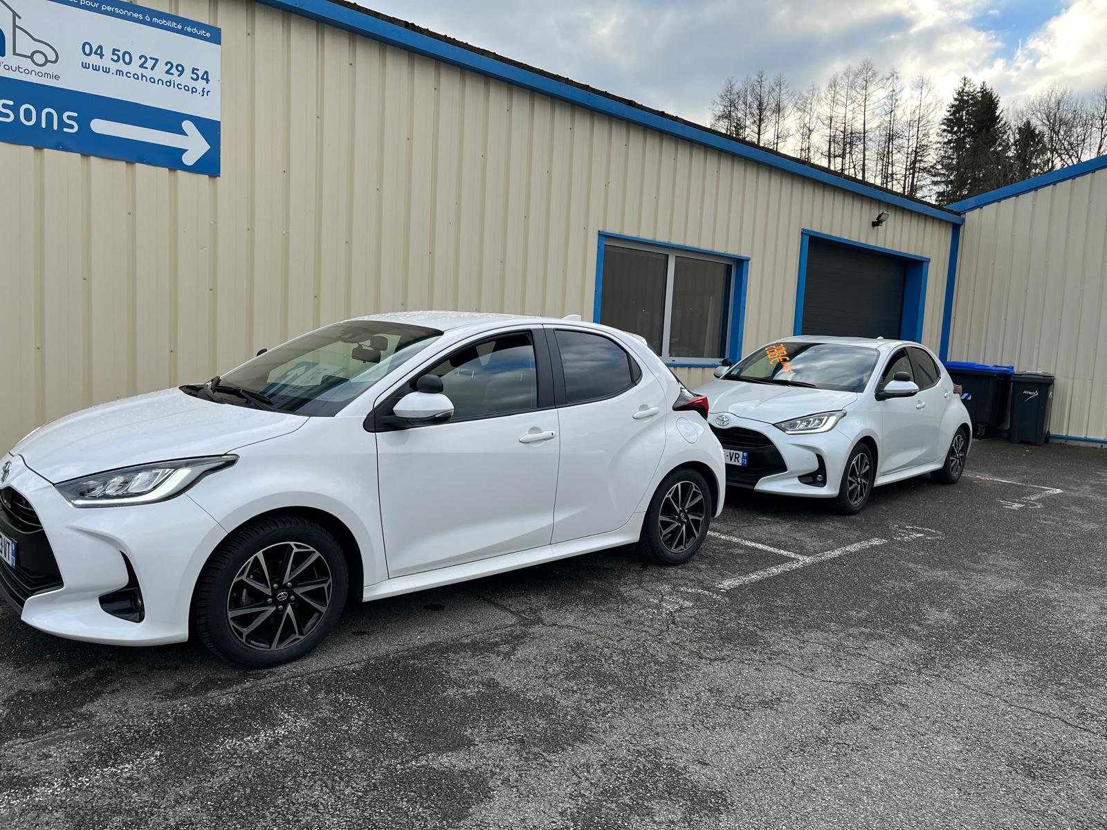 3 Toyota Yaris équipées de doubles commandes auto-école by Sojadis pour former de nouveaux conducteurs en Savoie.