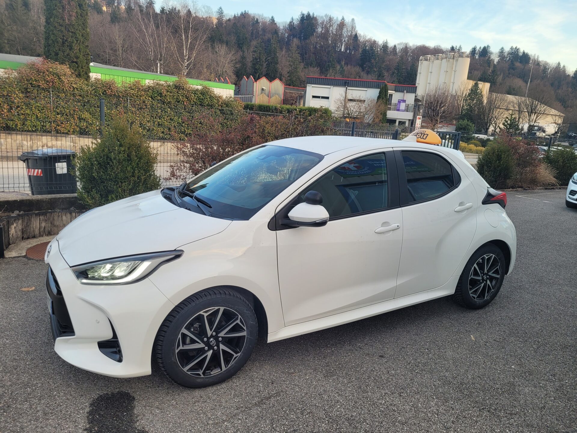 3 Toyota Yaris équipées de doubles commandes auto-école by Sojadis pour former de nouveaux conducteurs en Savoie.