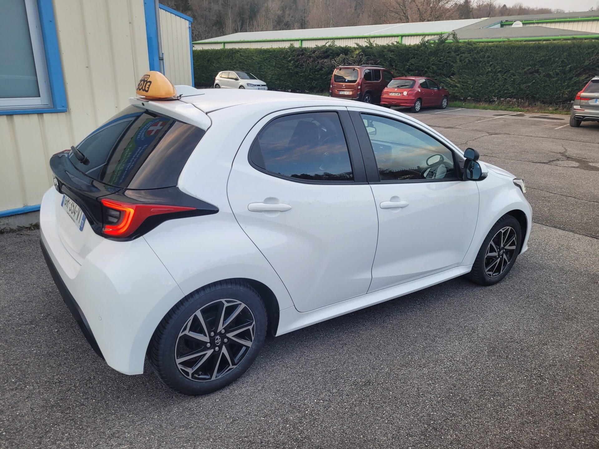 3 Toyota Yaris équipées de doubles commandes auto-école by Sojadis pour former de nouveaux conducteurs en Savoie.