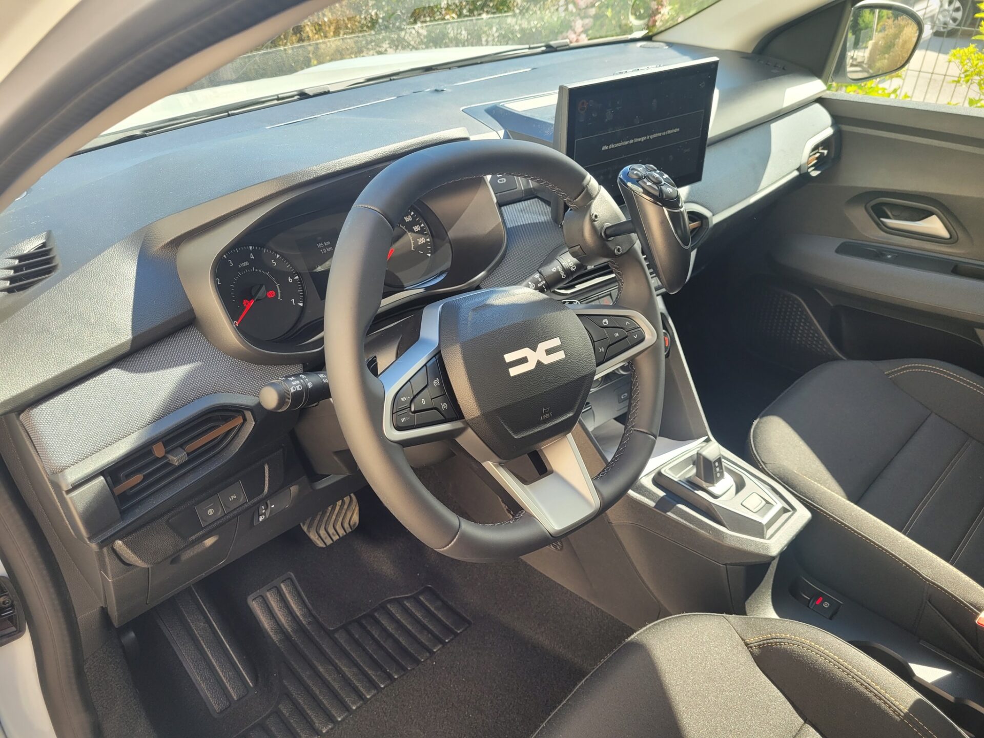 Poste de conduite adapté avec commandes au volant.