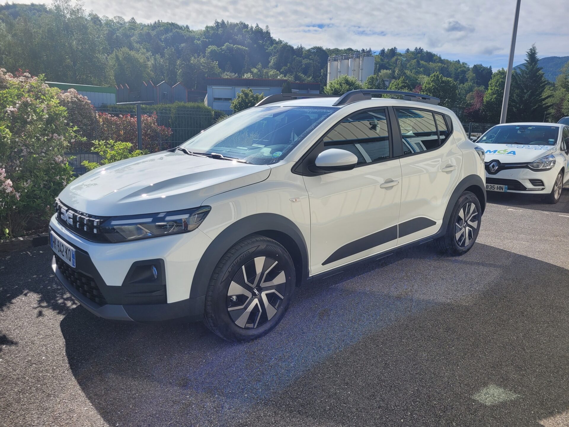 SUV blanc Dacia aménagé pour la conduite PMR.