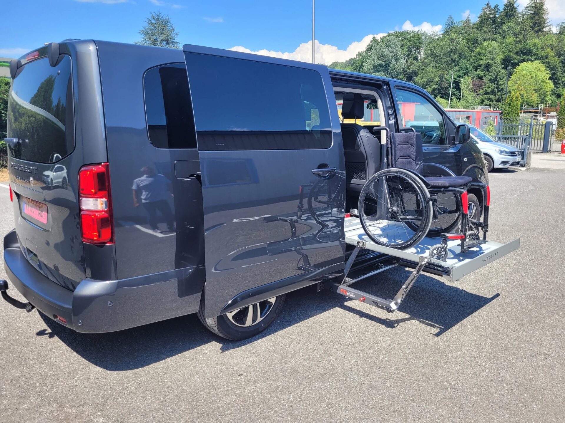 Peugeot Traveller XL aménagé pour le transport d’une personne en fauteuil roulant