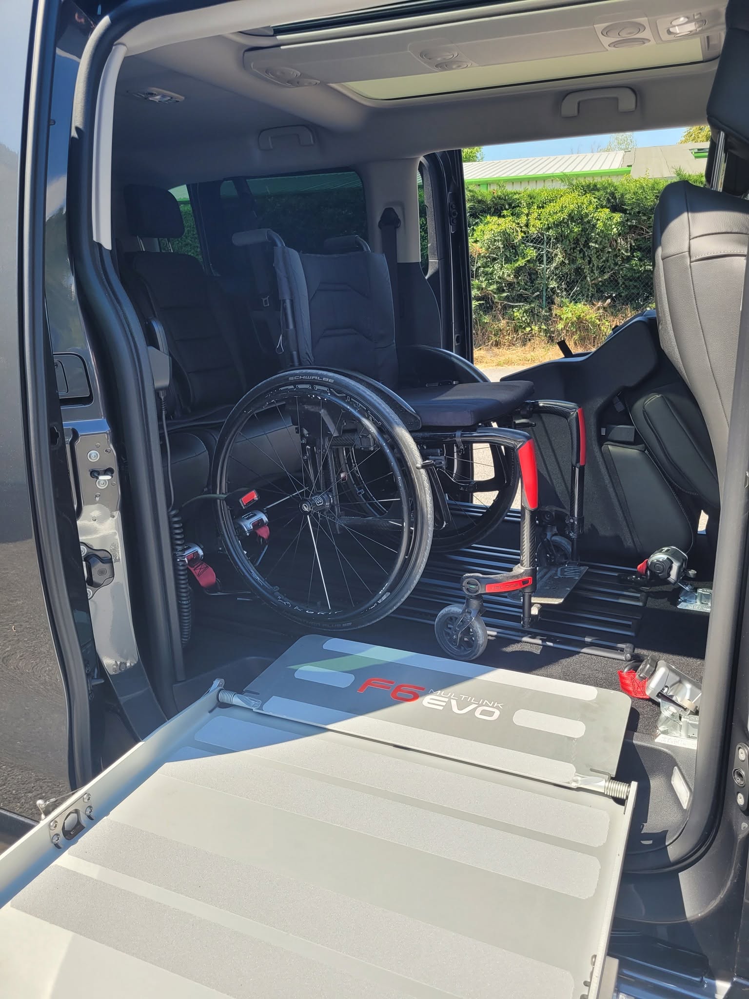 Peugeot Traveller XL aménagé pour le transport d’une personne en fauteuil roulant